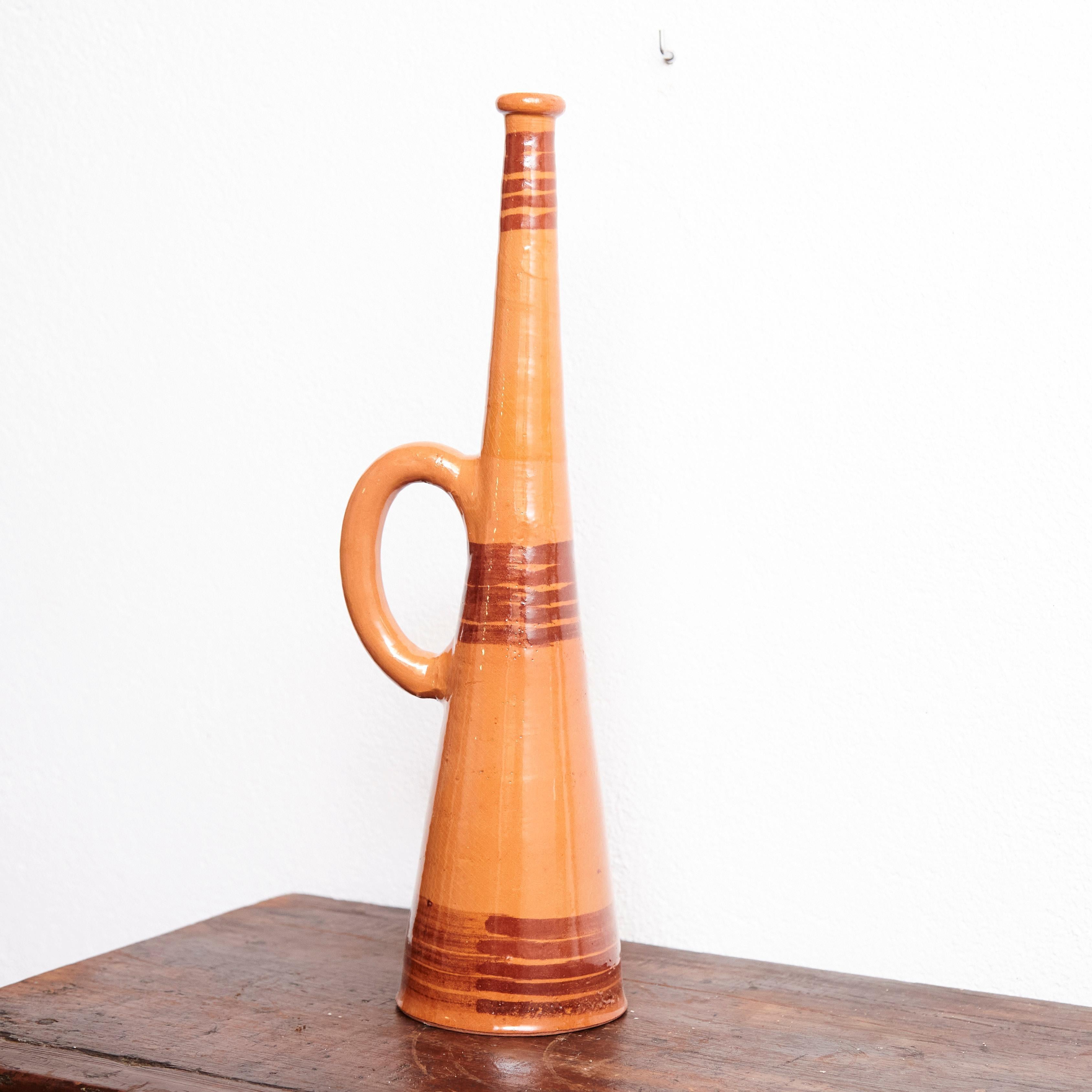 Trompeta tradicional española de cerámica rústica.    Fabricada en España por un fabricante desconocido, hacia 1960.    En su estado original, con pequeños desgastes propios de la edad y el uso, conserva una hermosa pátina.    Material:  Cerámica.