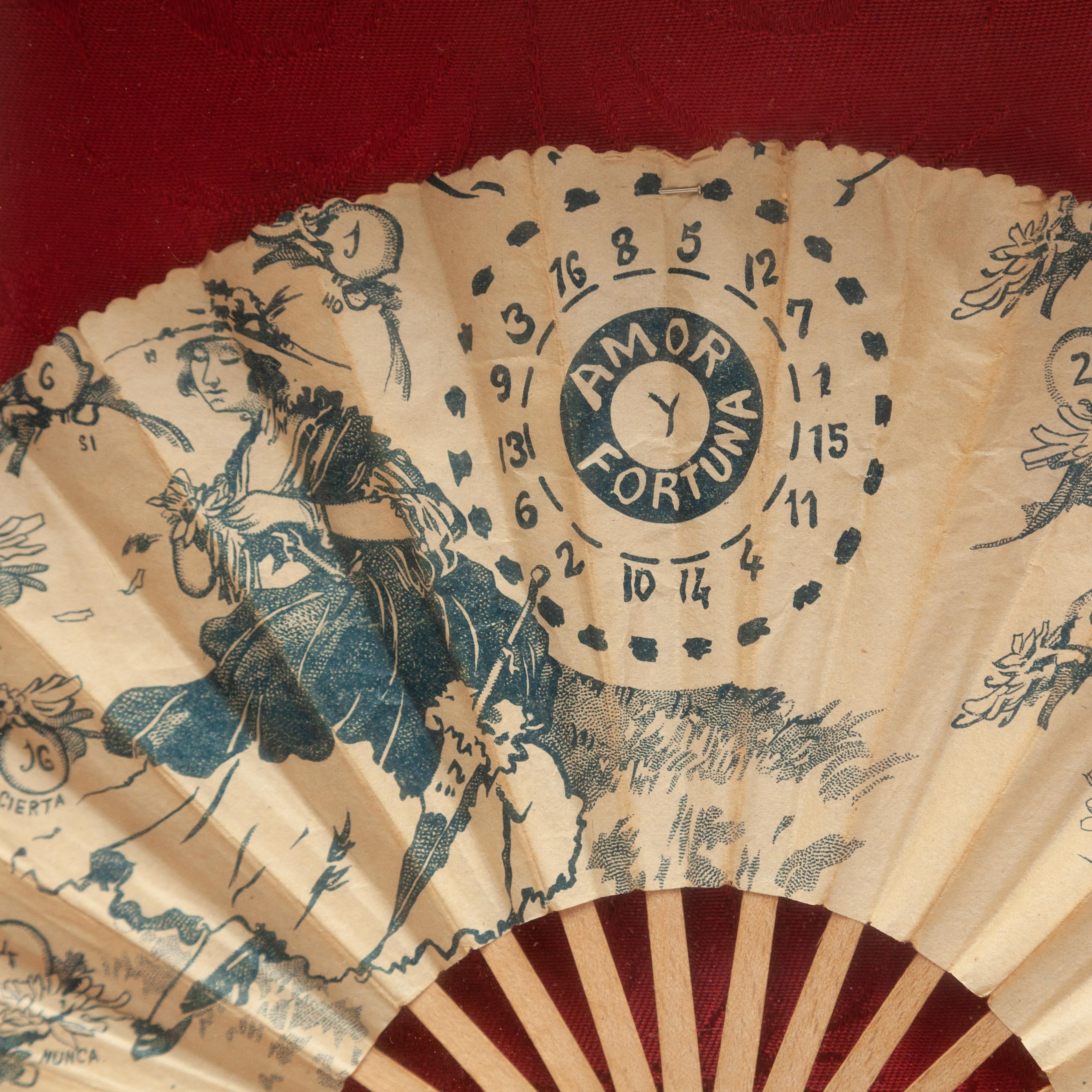 Traditional Spanish Paper Fan in a Guilted Frame, circa 1920 In Good Condition For Sale In Barcelona, Barcelona