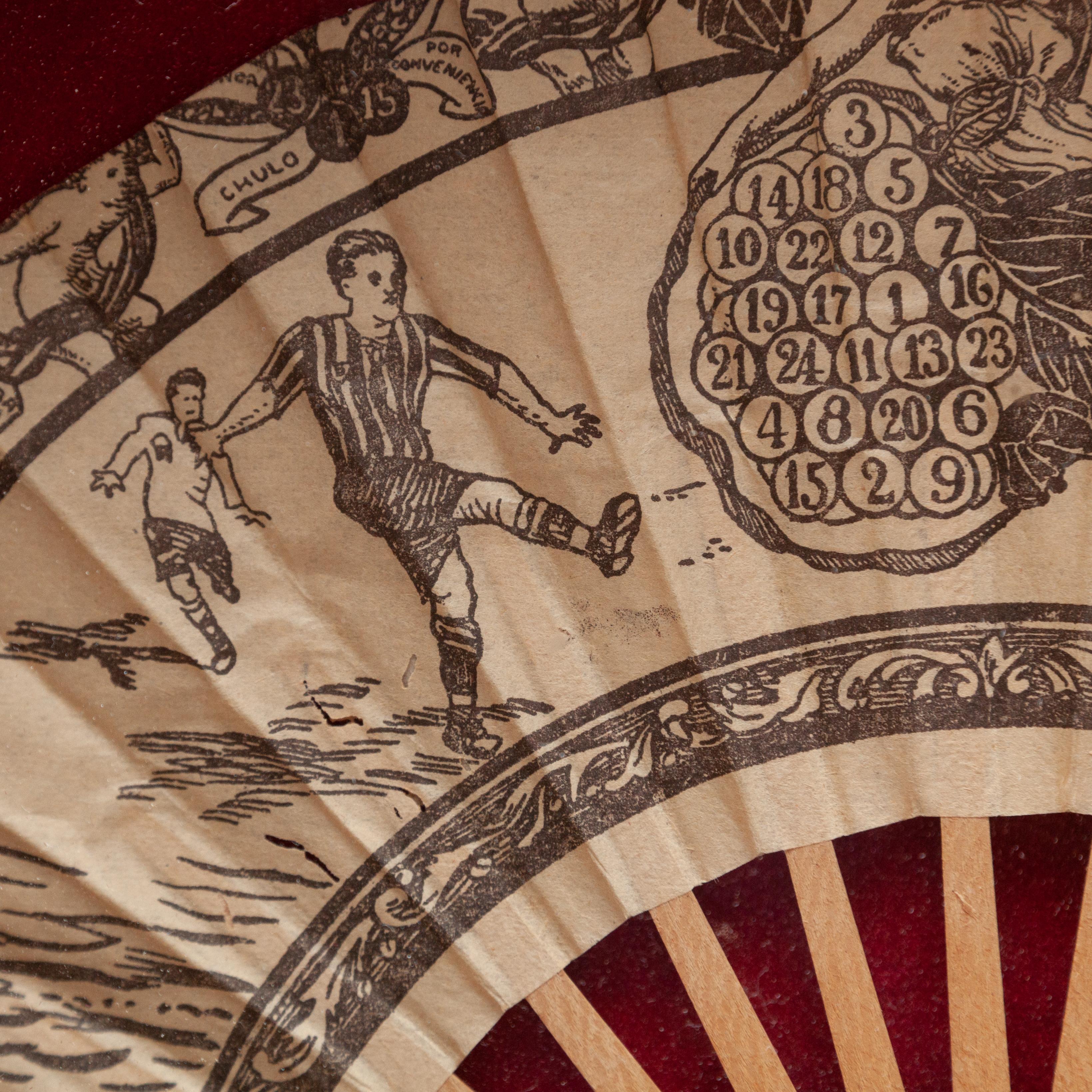 Eventail traditionnel espagnol en papier dans un cadre guilloché circa 1930 en vente 4