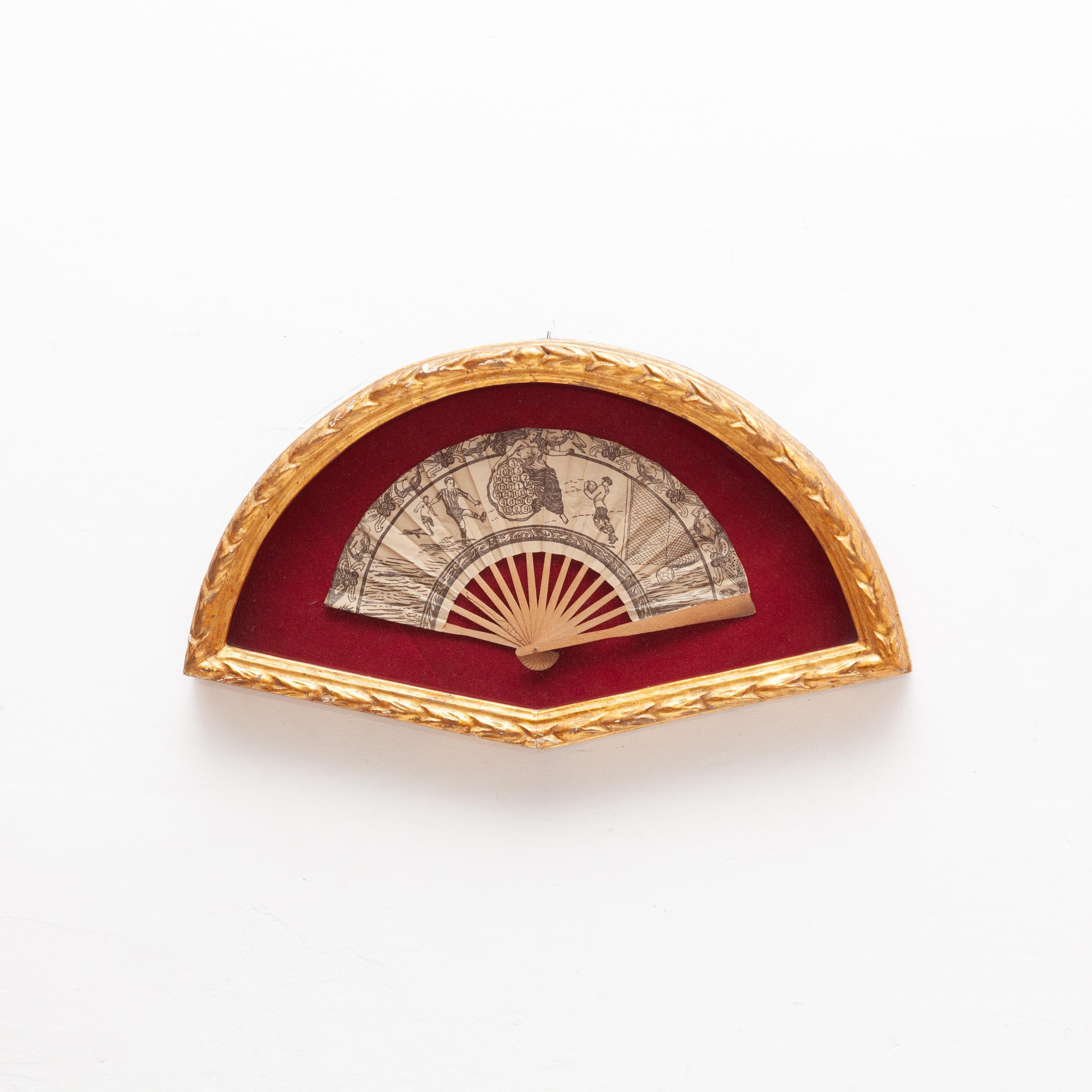 Eventail en papier traditionnel espagnol dans un cadre guilloché vers 1920.  Représentation d'une scène de football.    En état d'origine, avec de légères usures dues à l'âge et à l'utilisation, préservant une belle patine.    Matériau :  Papier.   