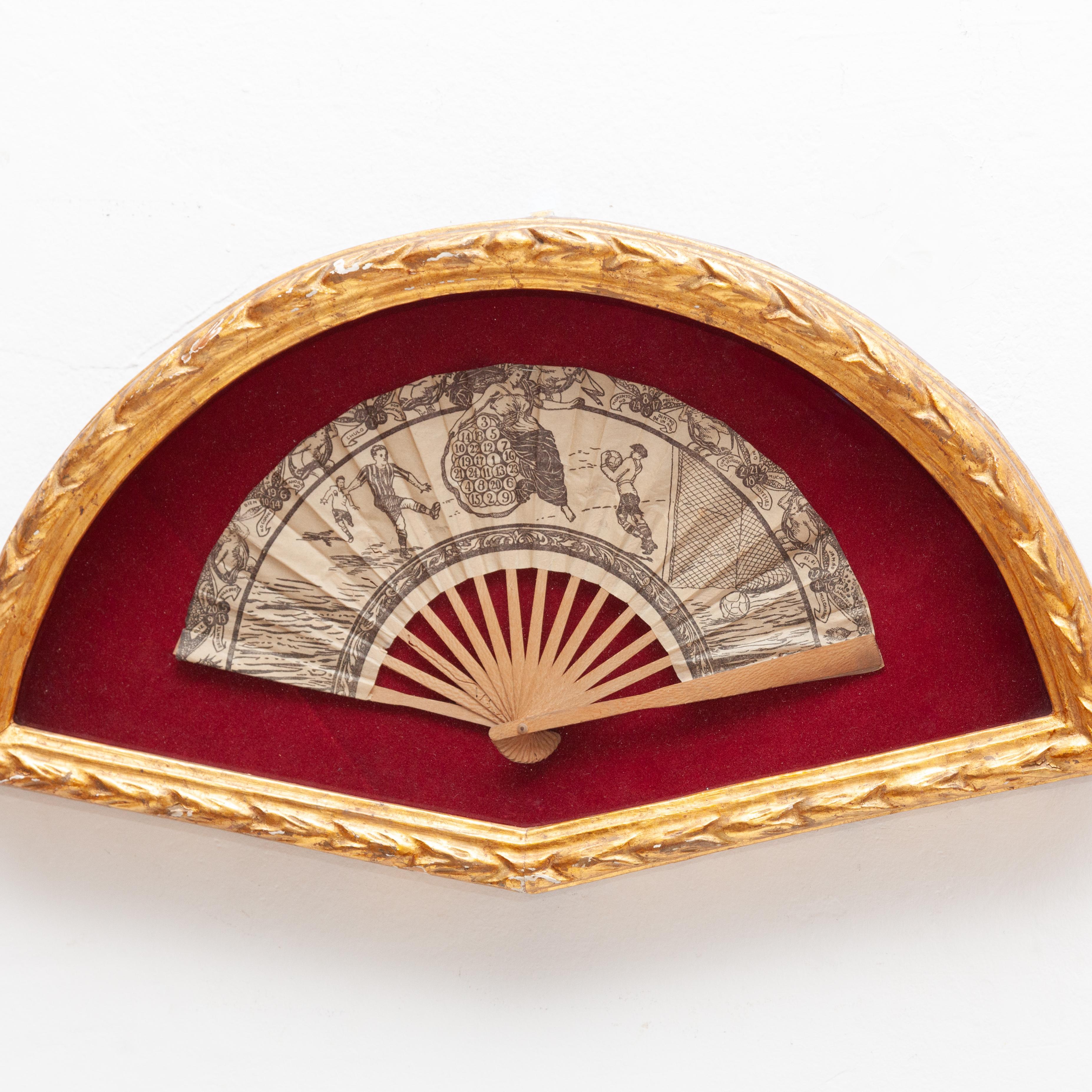 Mid-Century Modern Eventail traditionnel espagnol en papier dans un cadre guilloché circa 1930 en vente