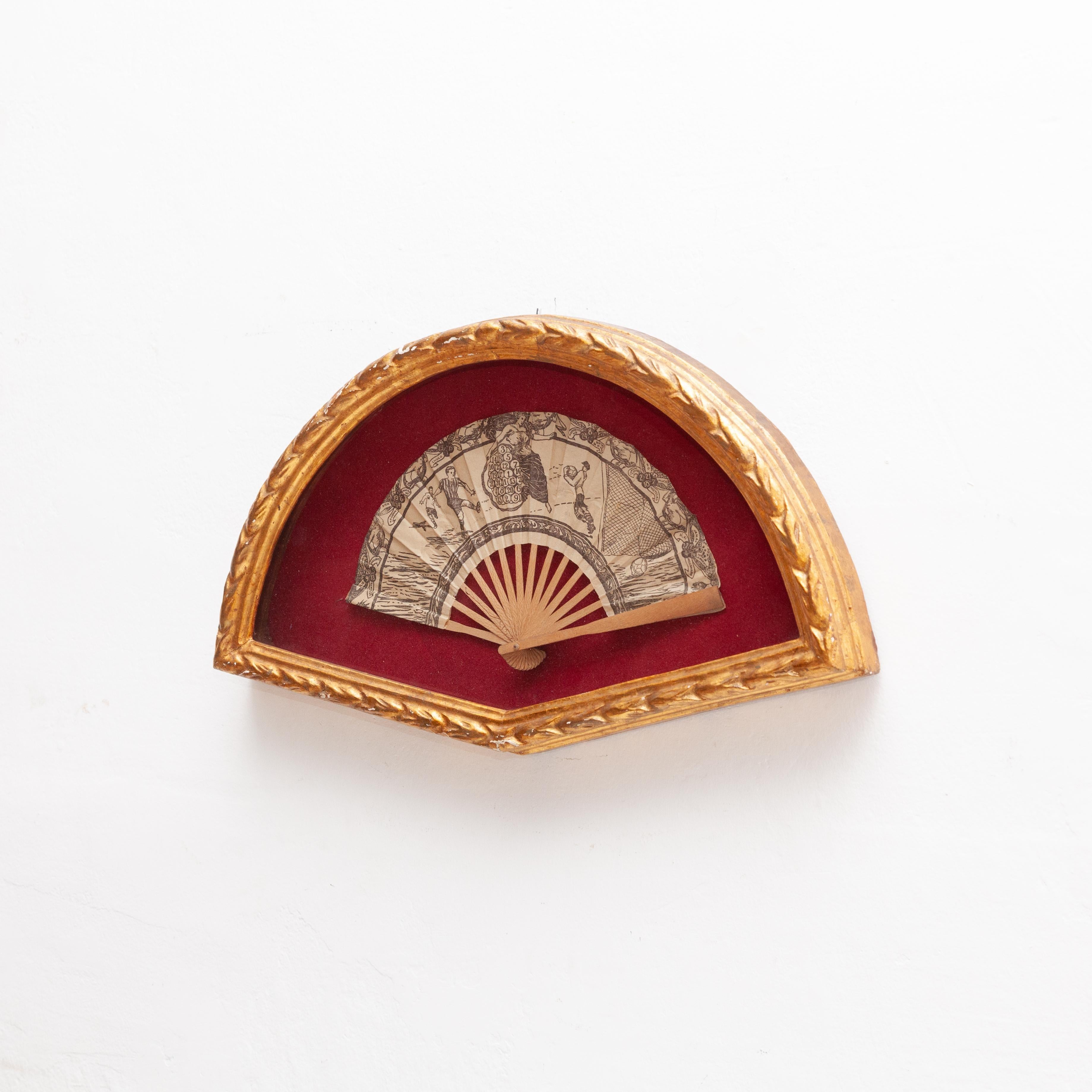Espagnol Eventail traditionnel espagnol en papier dans un cadre guilloché circa 1930 en vente