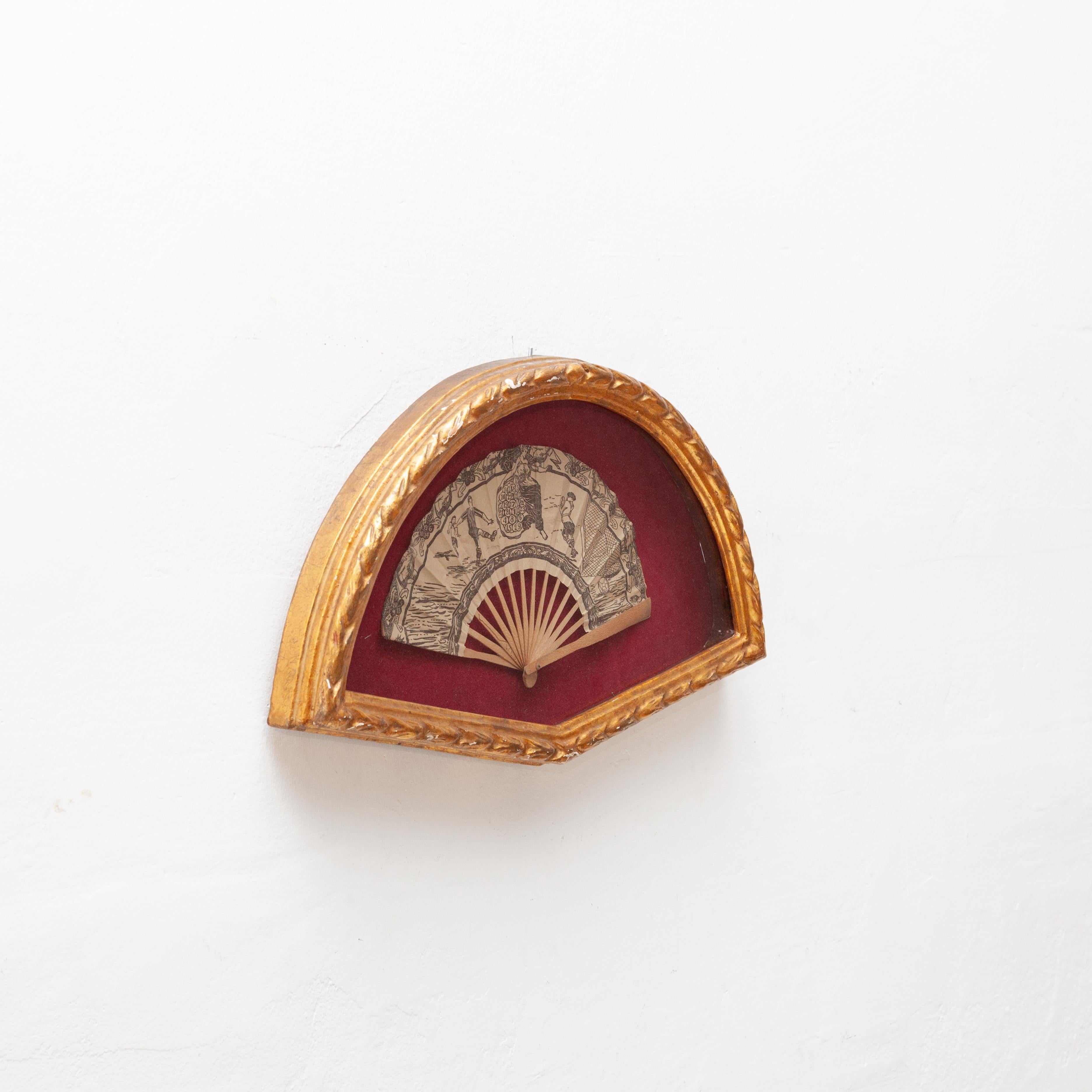 Eventail traditionnel espagnol en papier dans un cadre guilloché circa 1930 Bon état - En vente à Barcelona, ES