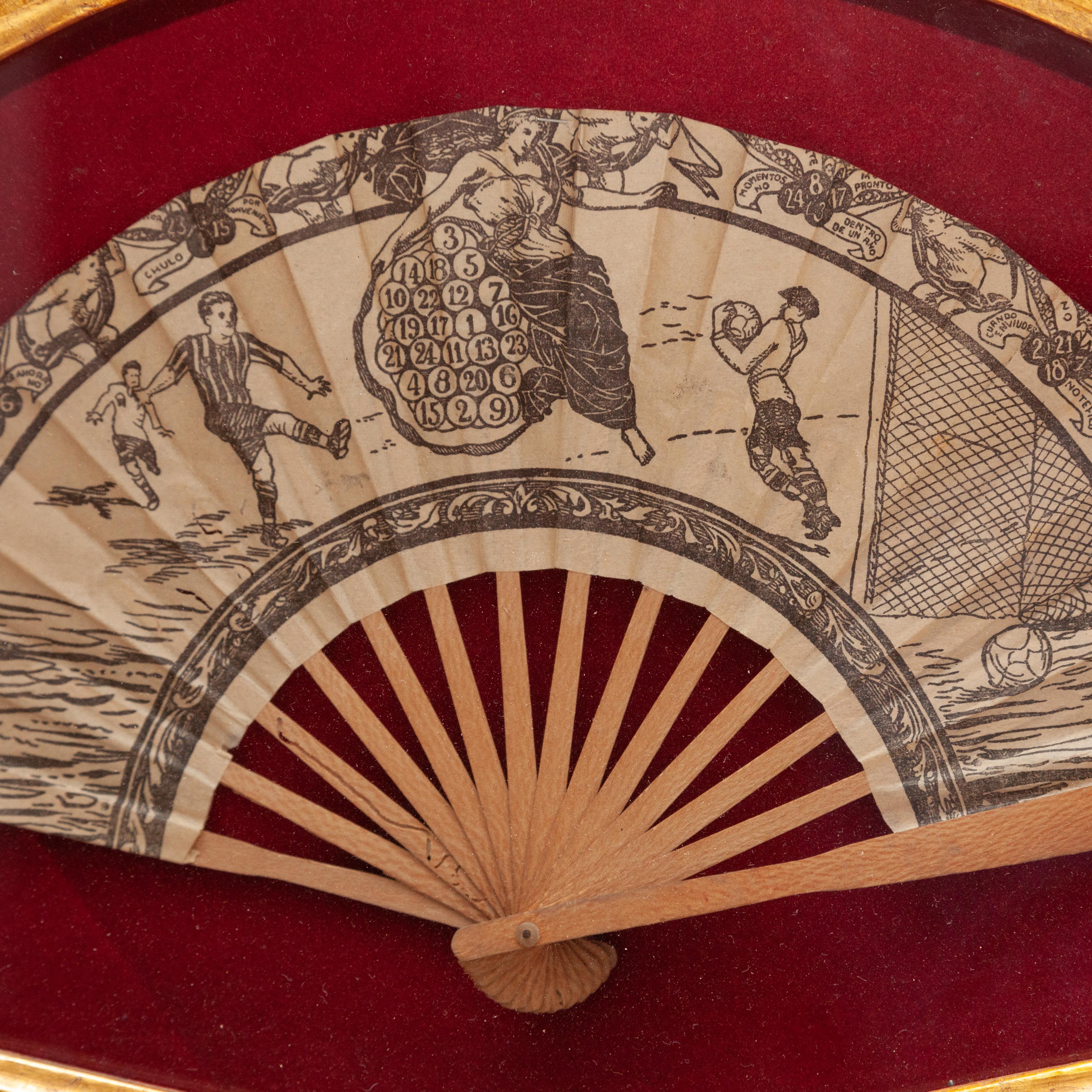 Milieu du XXe siècle Eventail traditionnel espagnol en papier dans un cadre guilloché circa 1930 en vente