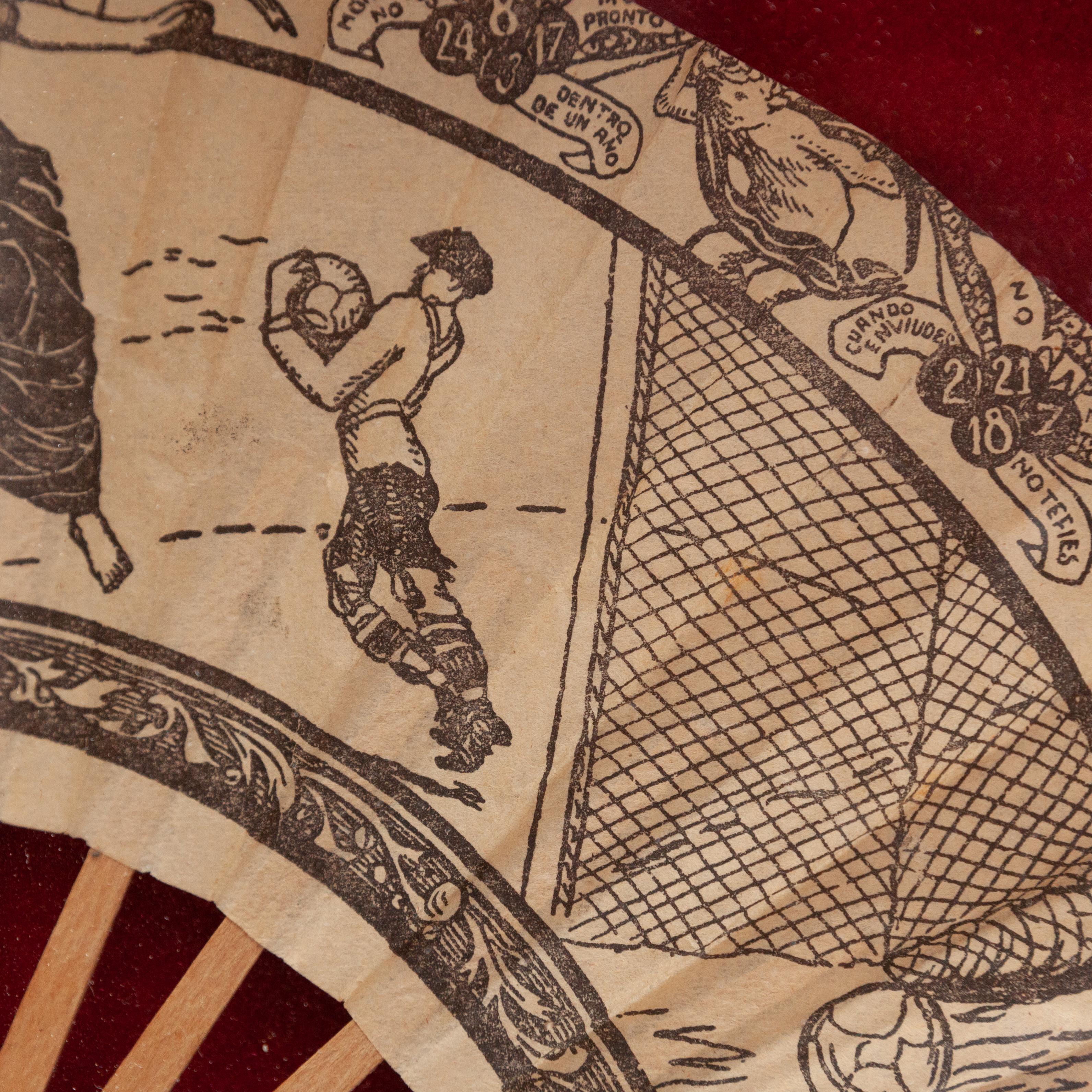 Papier Eventail traditionnel espagnol en papier dans un cadre guilloché circa 1930 en vente