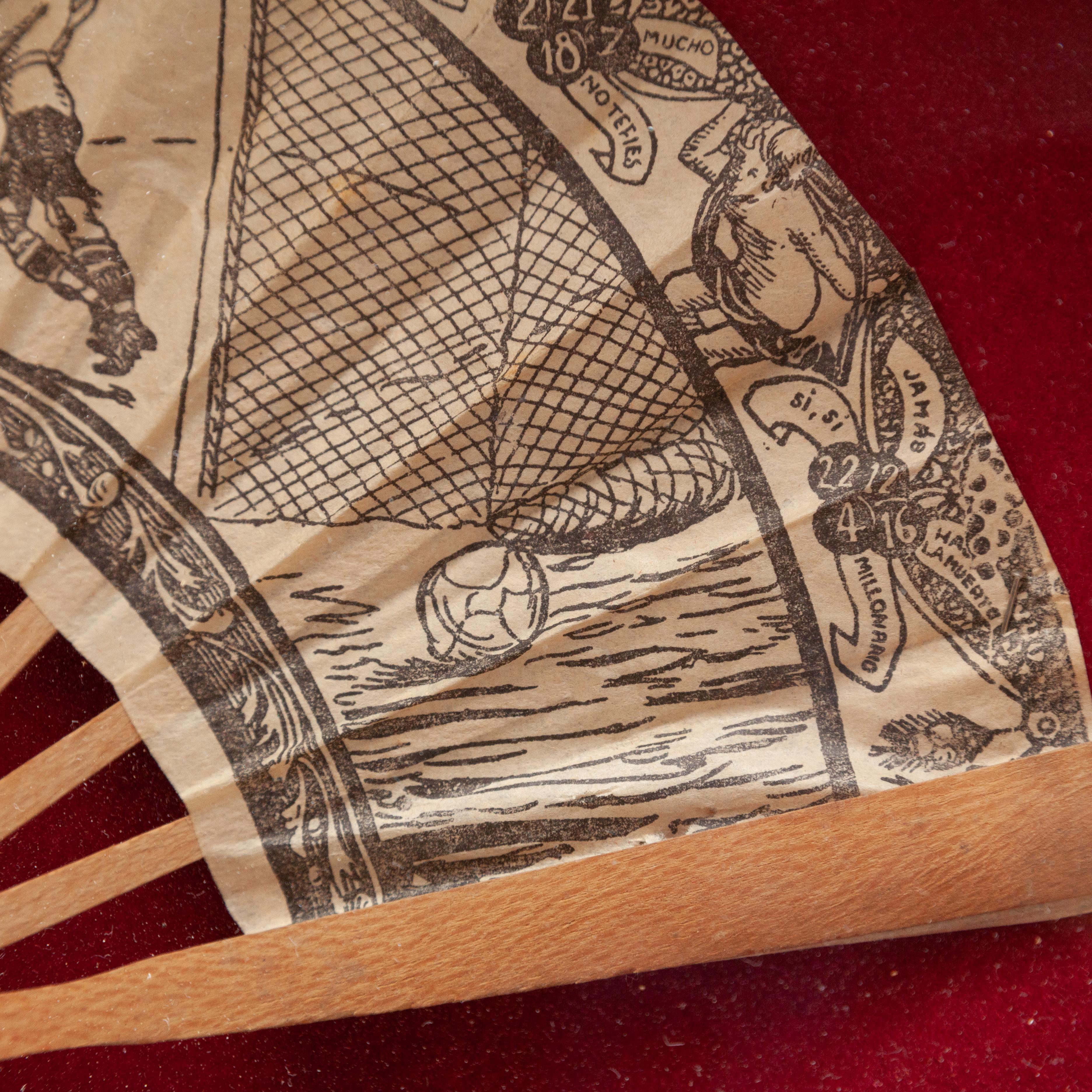 Eventail traditionnel espagnol en papier dans un cadre guilloché circa 1930 en vente 1