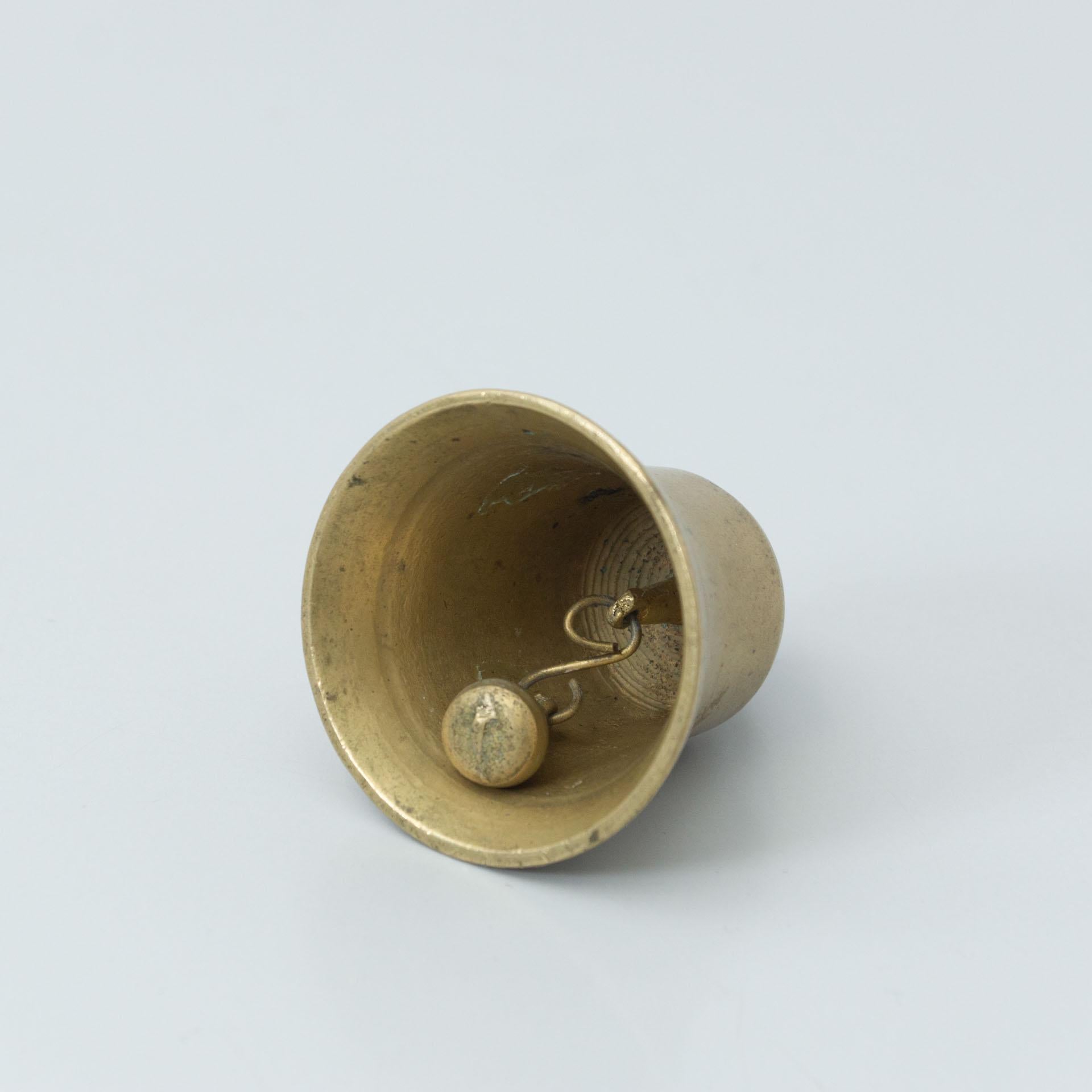 Cloche traditionnelle en bronze rustique, d'un fabricant espagnol inconnu, vers 1880.
En état d'origine, avec une usure mineure conforme à l'âge et à l'utilisation, préservant une belle patine.

Matériaux :
Bronze

Dimensions :
Ø 6,4 cm x H