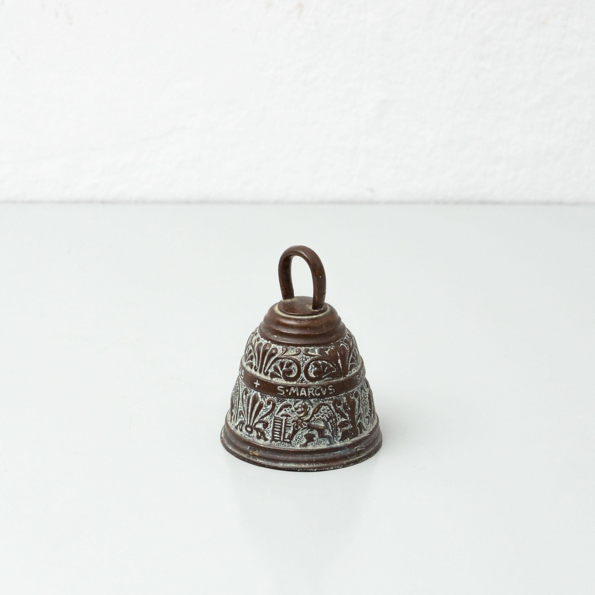 Traditional rustic bronze bell, by unknown manufacturer from Spain, circa 1880.
In original condition, with minor wear consistent with age and use, preserving a beautiful patina.

Materials:
Bronze

Dimensions:
Ø 9.6 cm x H 12.5 cm.