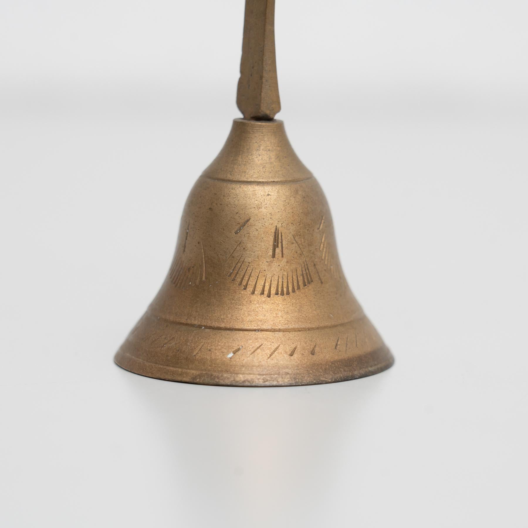 Mid-Century moderno Apribottiglie a campana in bronzo rustico tradizionale spagnolo, 1950 circa in vendita