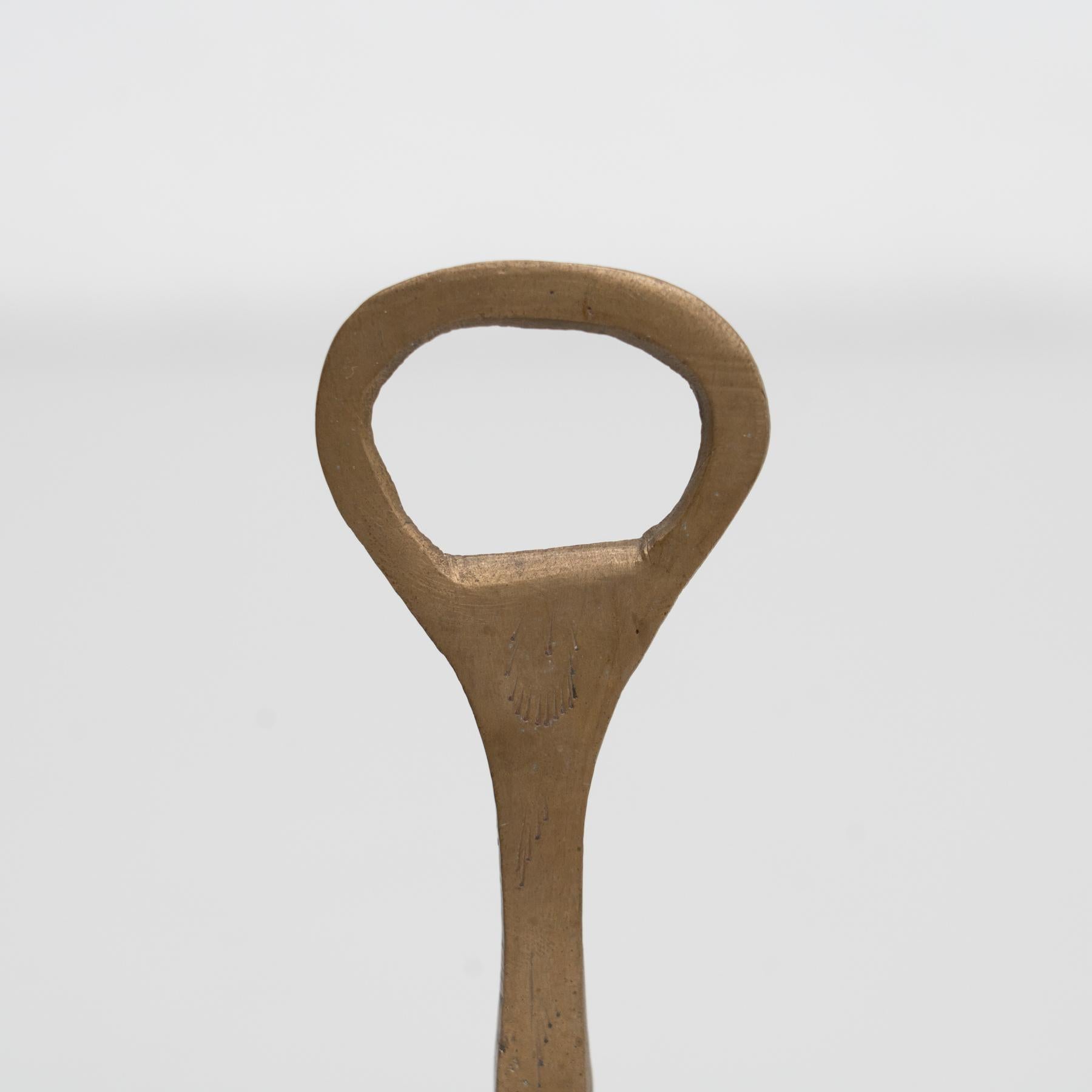 Europeo Apribottiglie a campana in bronzo rustico tradizionale spagnolo, 1950 circa in vendita