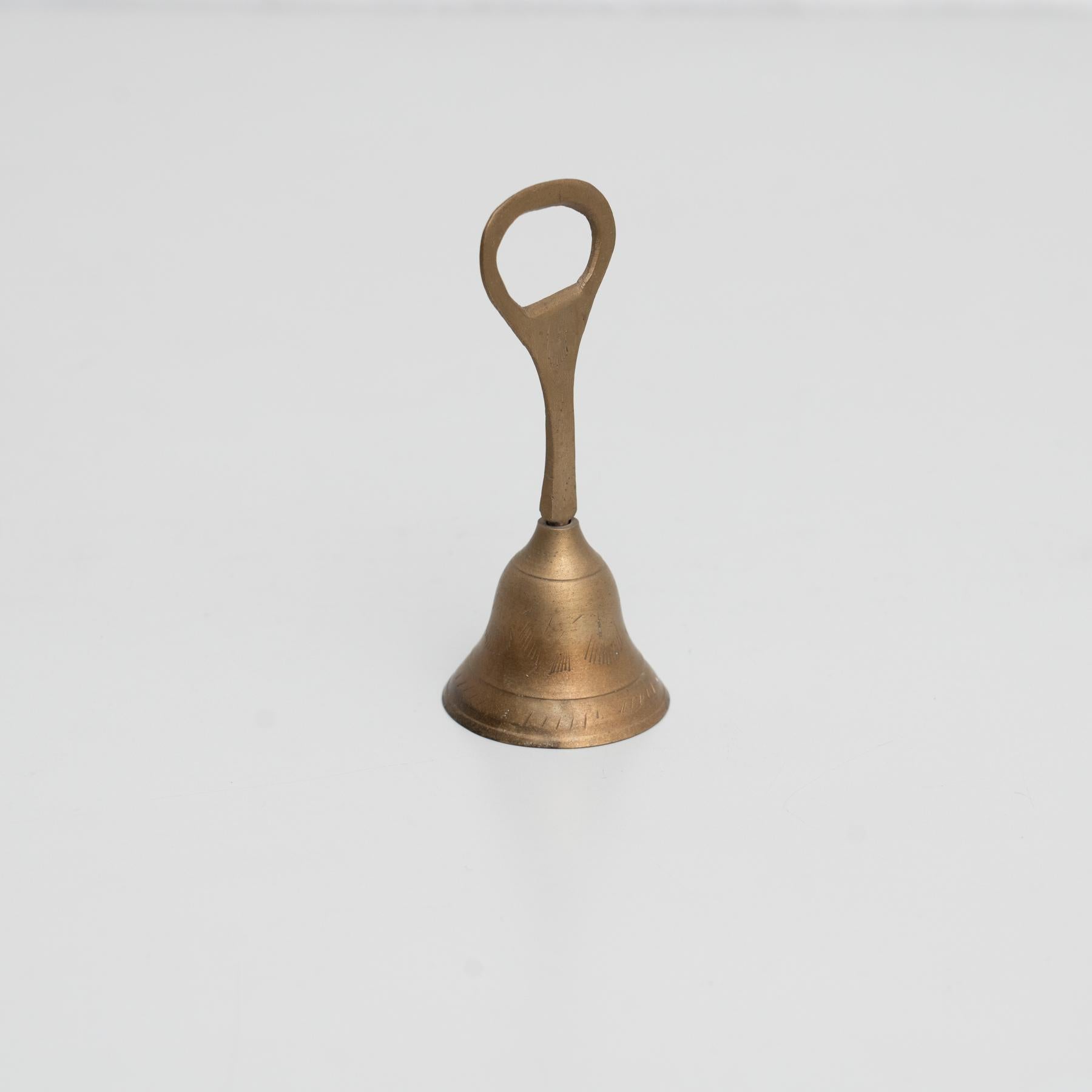 Metà XX secolo Apribottiglie a campana in bronzo rustico tradizionale spagnolo, 1950 circa in vendita