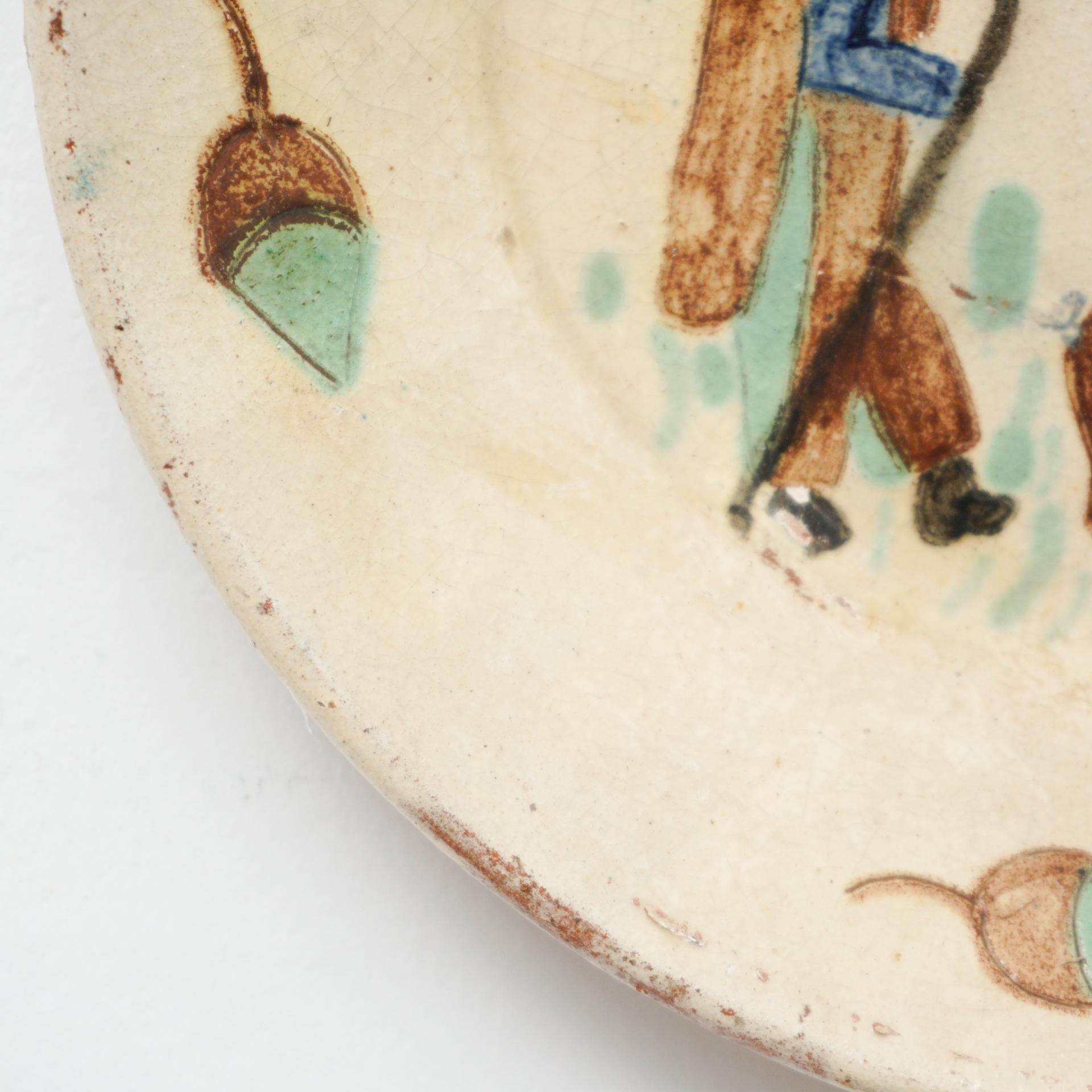 Traditioneller spanischer rustikaler dekorativer handbemalter Keramikteller, um 1920 (Spanisch) im Angebot