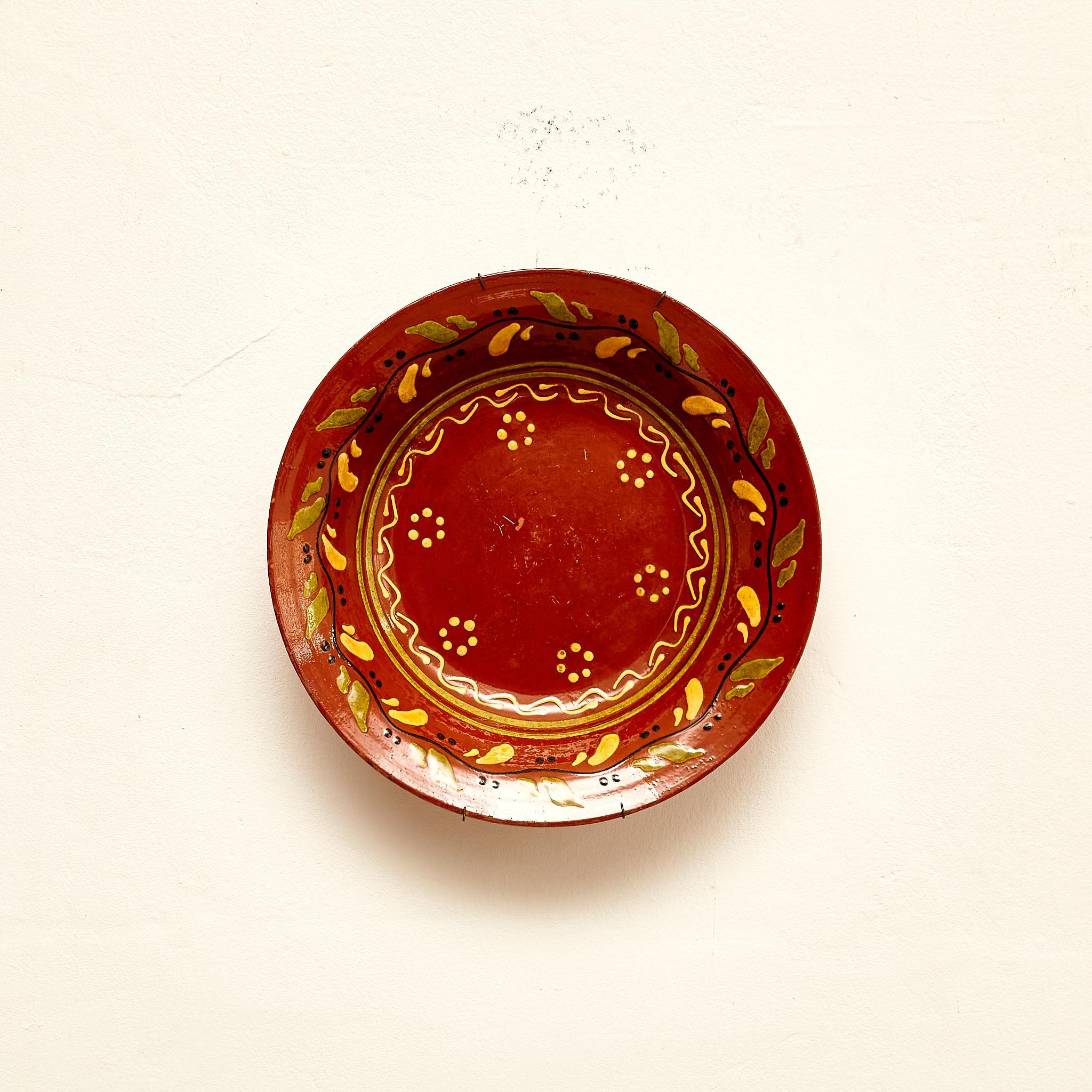 Adoptez le charme intemporel de l'Espagne avec cette assiette rustique traditionnelle en céramique peinte à la main datant des années 1940. Ornée d'un savoir-faire artisanal exquis, cette assiette témoigne du riche patrimoine artistique de la