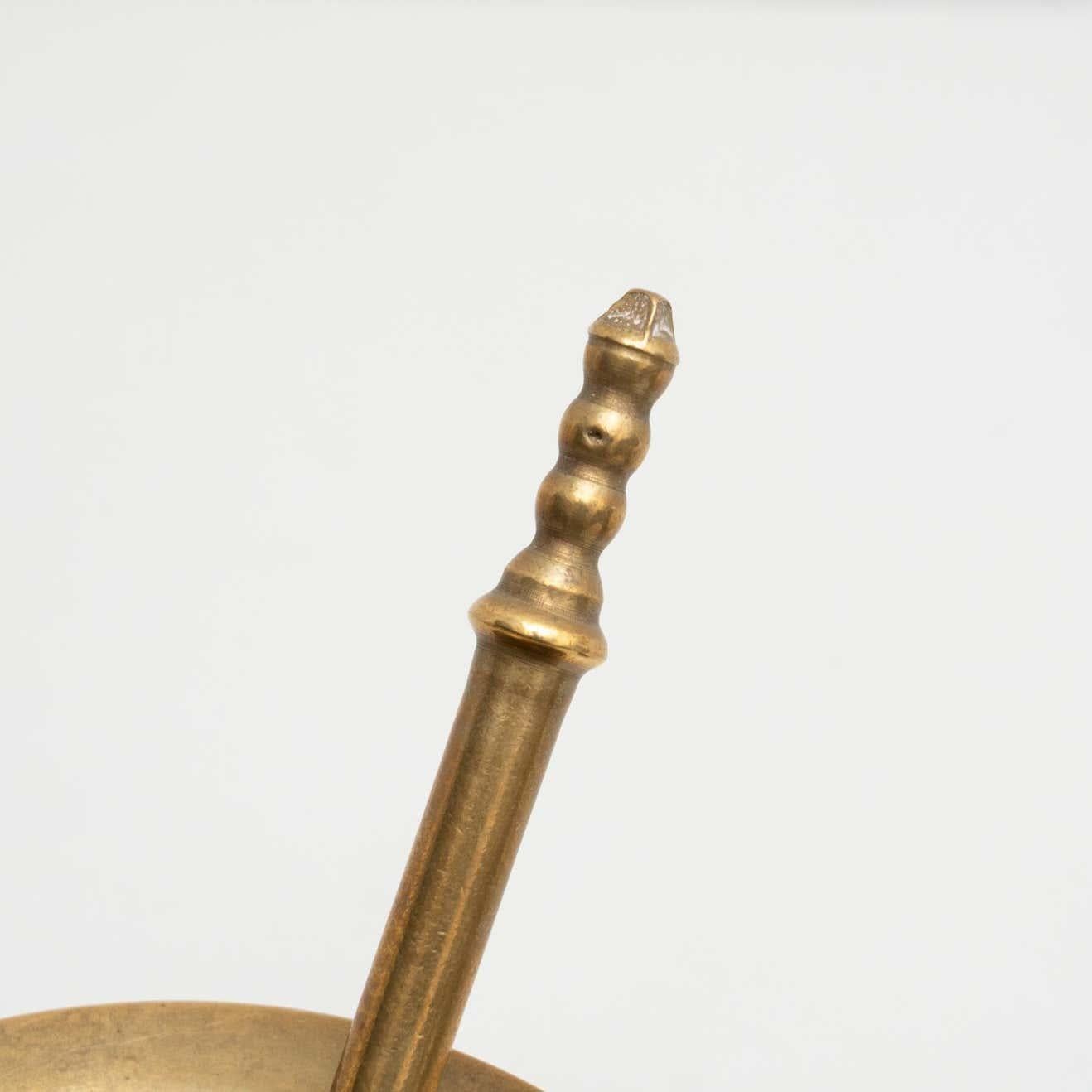 Ensemble traditionnel espagnol de deux mortiers et pilons vintage en métal, circa 1950 en vente 3