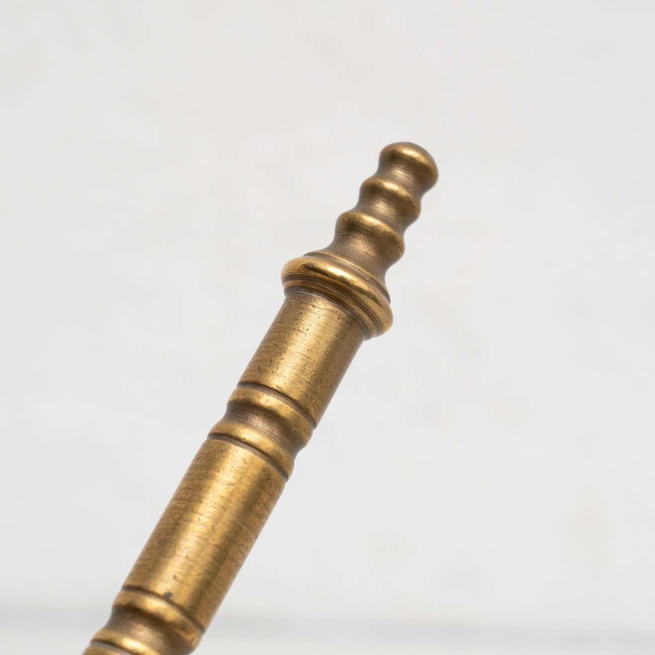 Ensemble traditionnel espagnol de deux mortiers et pilons vintage en métal, circa 1950 en vente 4