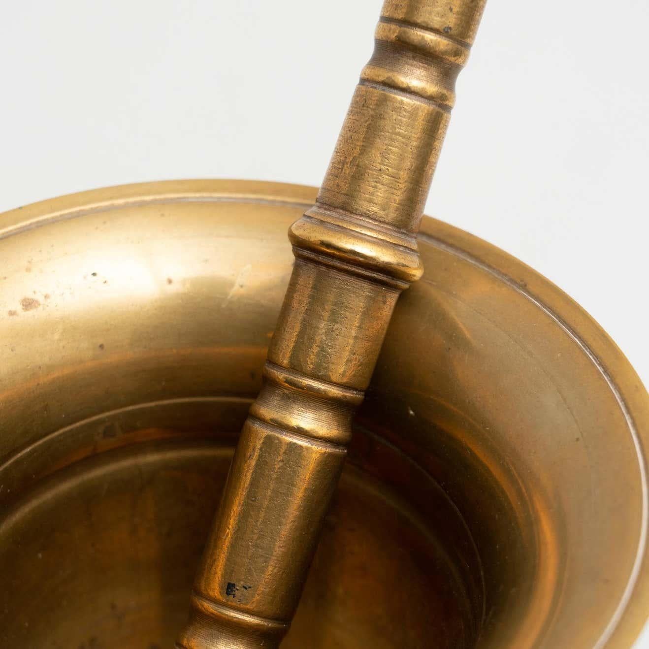 Ensemble traditionnel espagnol de deux mortiers et pilons vintage en métal, circa 1950 en vente 5