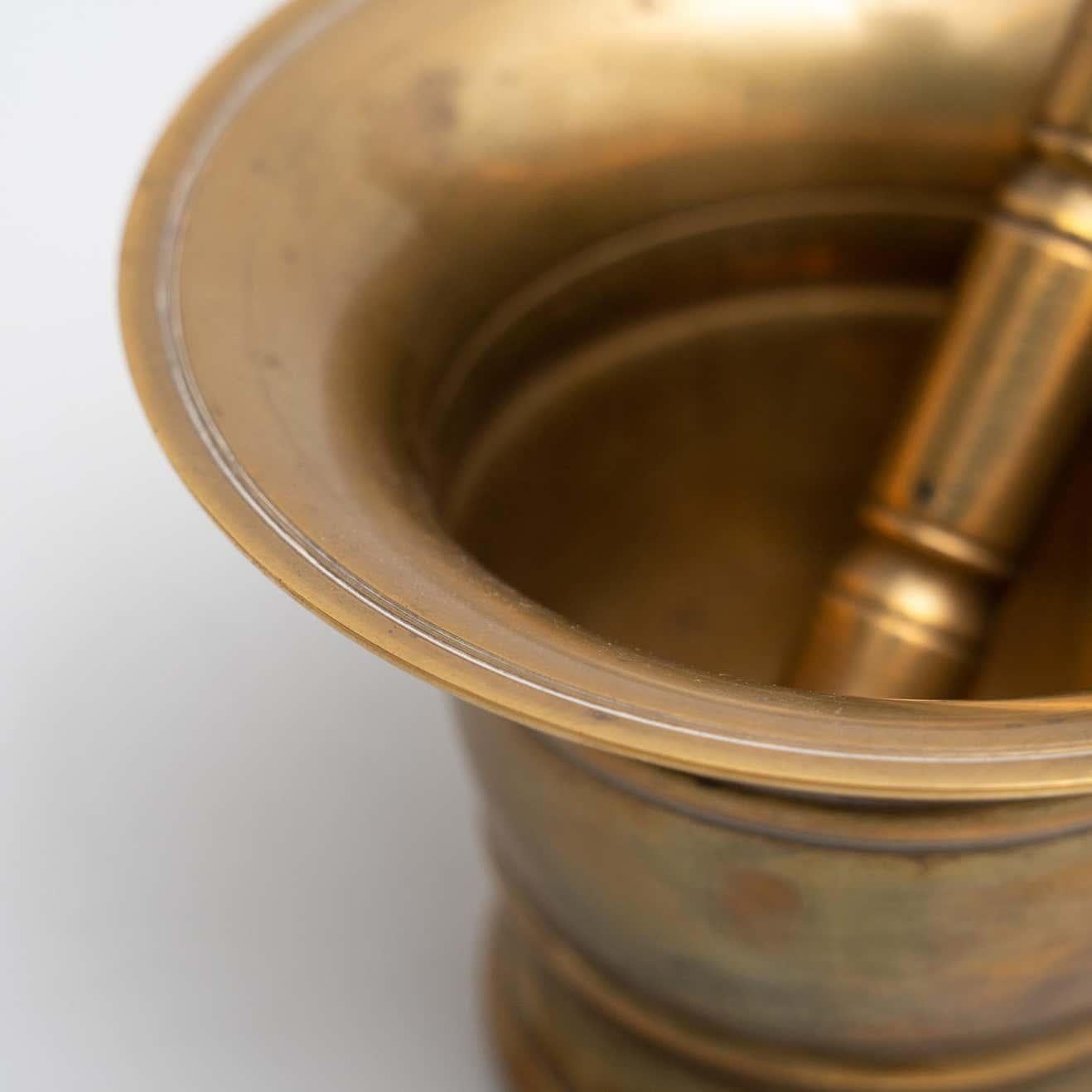 Ensemble traditionnel espagnol de deux mortiers et pilons vintage en métal, circa 1950 en vente 8