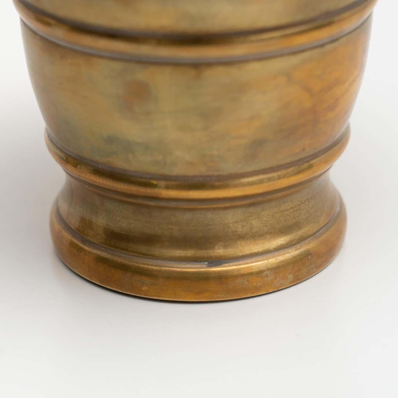 Ensemble traditionnel espagnol de deux mortiers et pilons vintage en métal, circa 1950 en vente 10