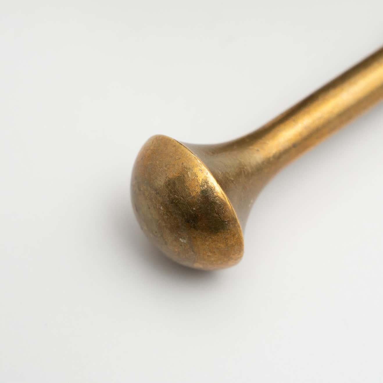 Ensemble traditionnel espagnol de deux mortiers et pilons vintage en métal, circa 1950 en vente 11