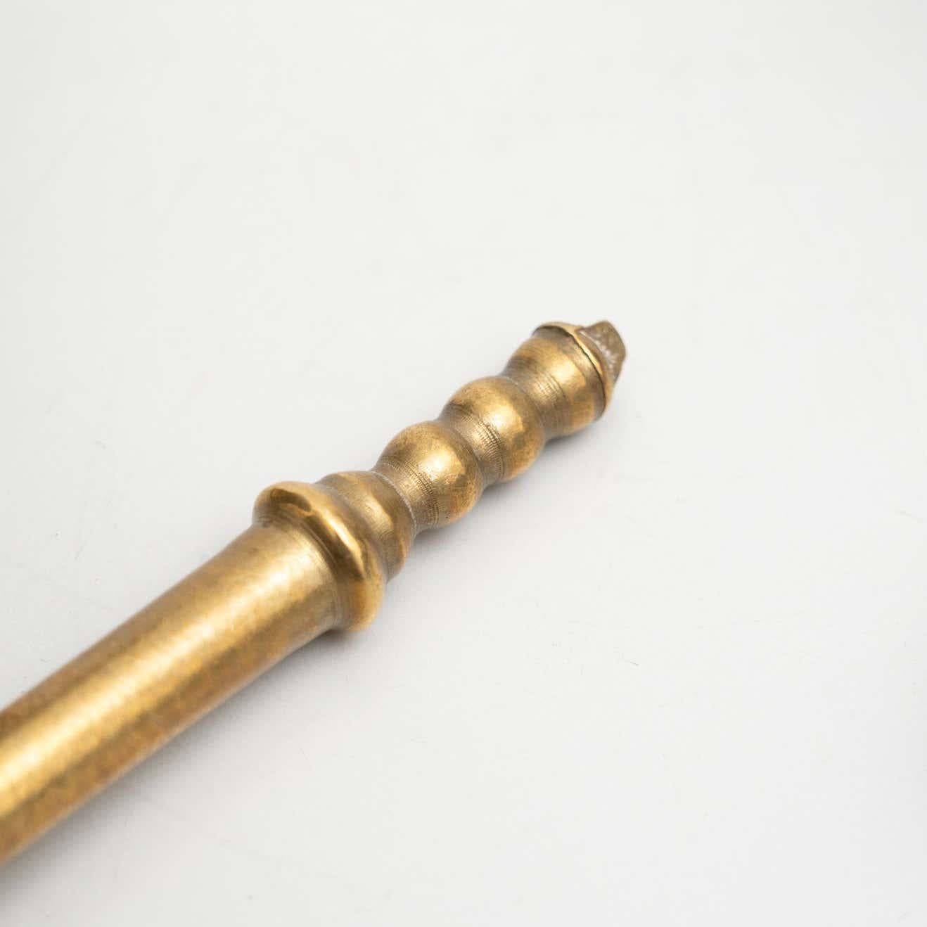 Ensemble traditionnel espagnol de deux mortiers et pilons vintage en métal, circa 1950 en vente 12