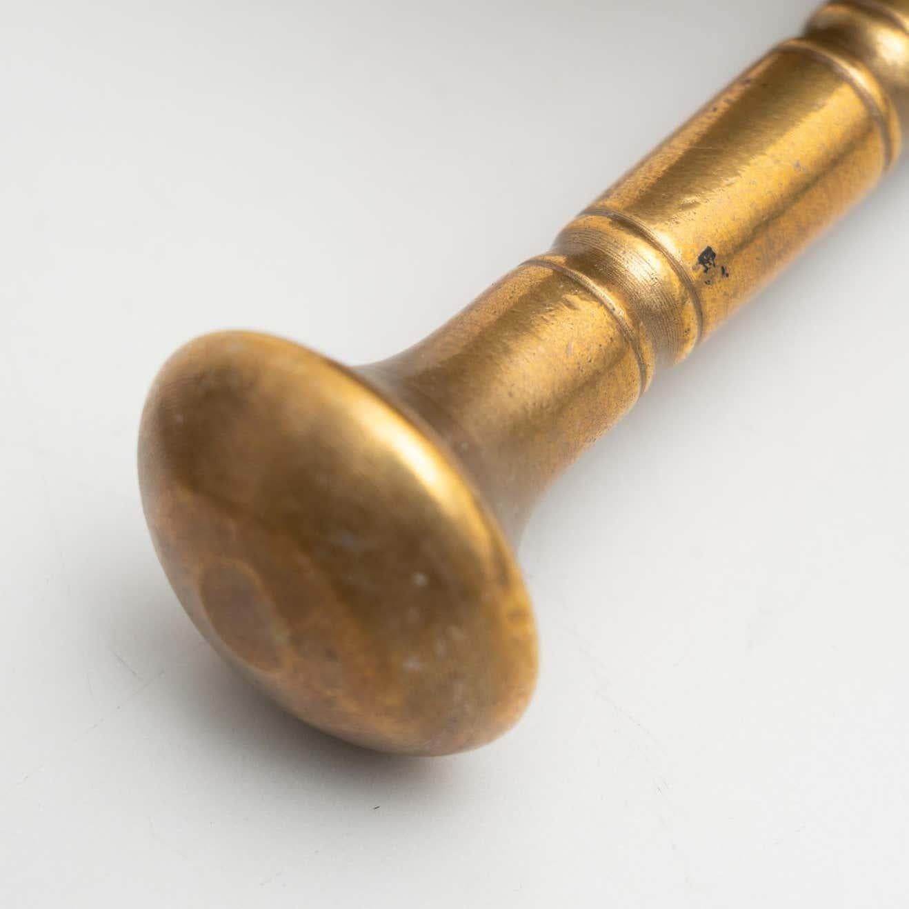 Ensemble traditionnel espagnol de deux mortiers et pilons vintage en métal, circa 1950 en vente 13