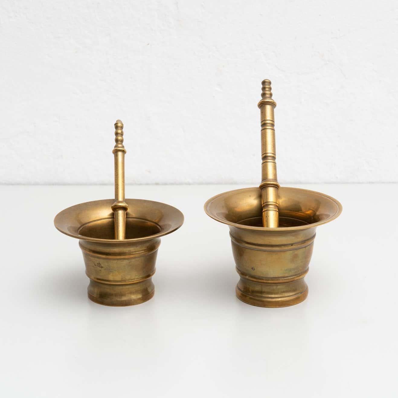Mid-Century Modern Ensemble traditionnel espagnol de deux mortiers et pilons vintage en métal, circa 1950 en vente