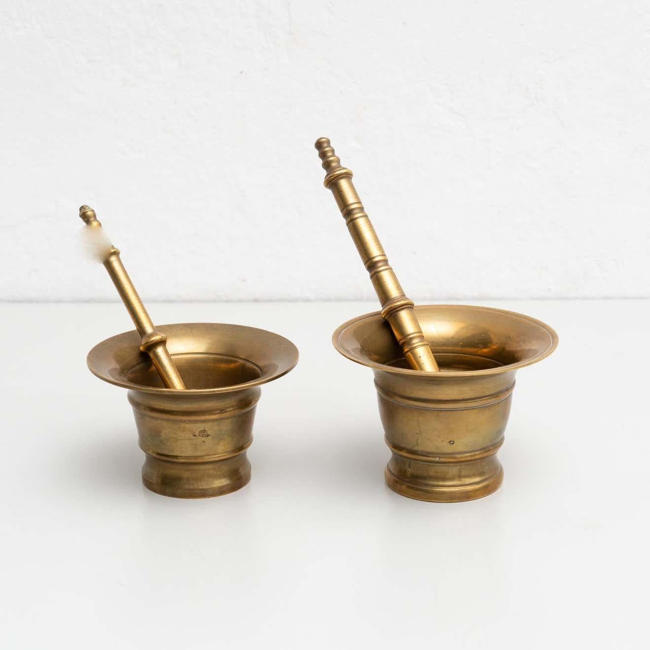 Espagnol Ensemble traditionnel espagnol de deux mortiers et pilons vintage en métal, circa 1950 en vente