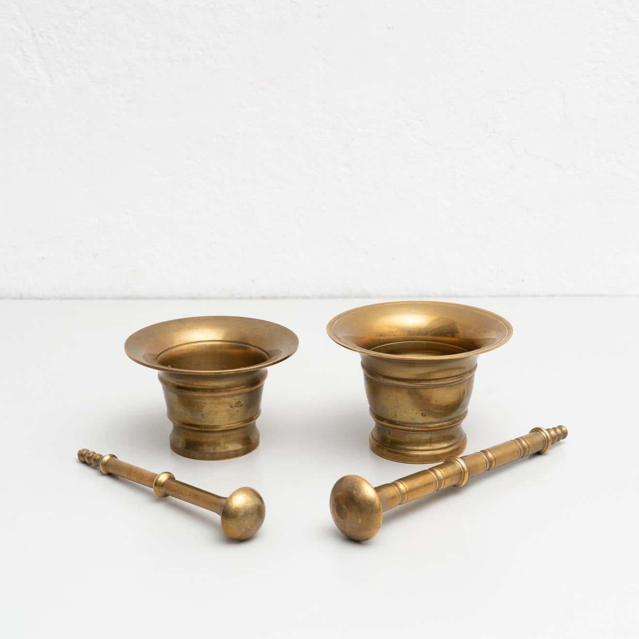 Ensemble traditionnel espagnol de deux mortiers et pilons vintage en métal, circa 1950 Bon état - En vente à Barcelona, ES