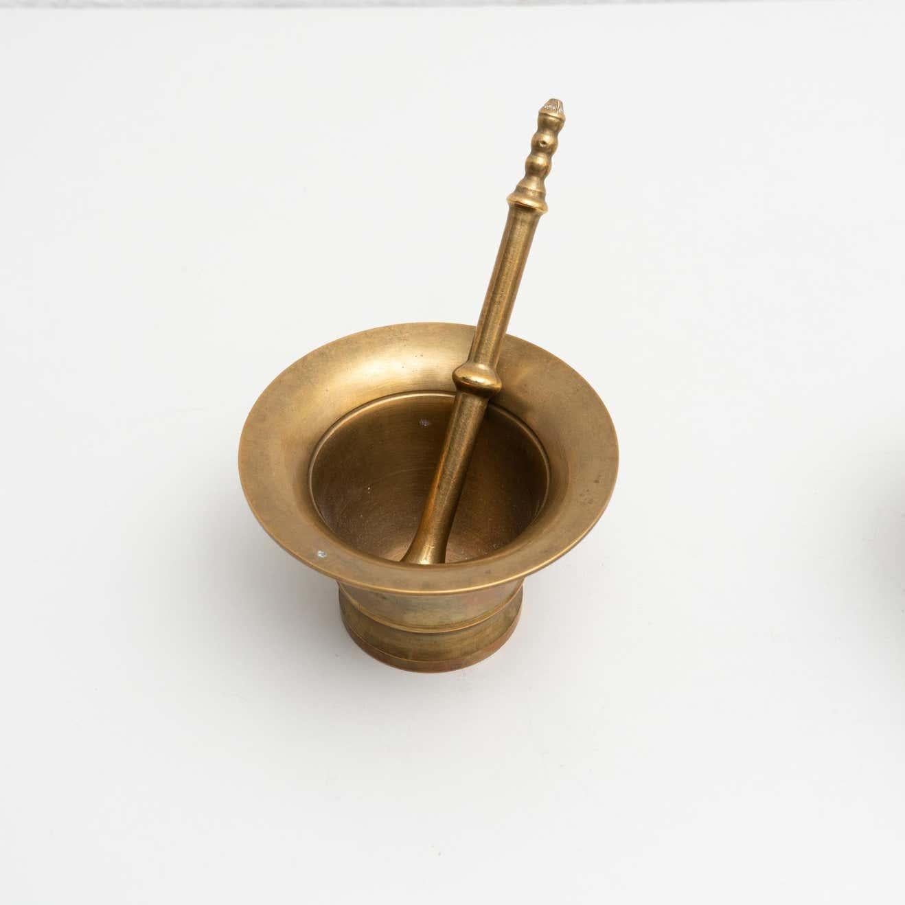 Ensemble traditionnel espagnol de deux mortiers et pilons vintage en métal, circa 1950 en vente 1