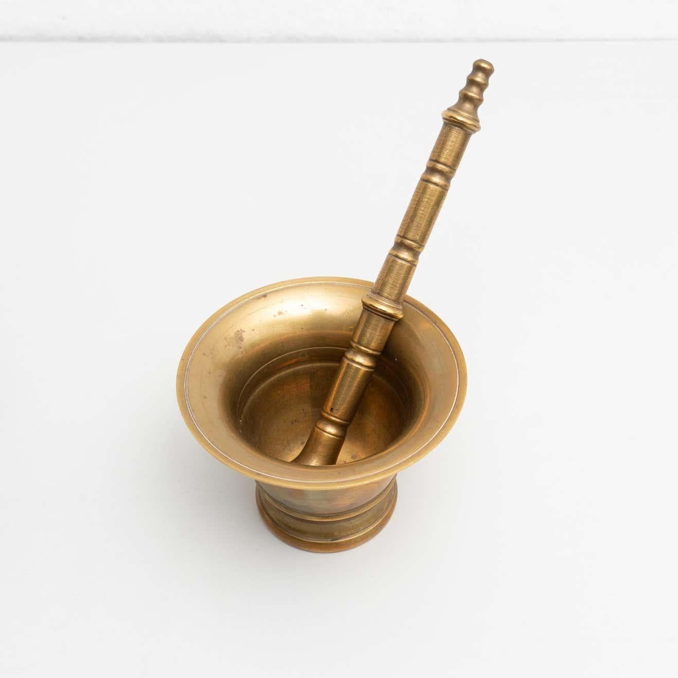 Ensemble traditionnel espagnol de deux mortiers et pilons vintage en métal, circa 1950 en vente 2