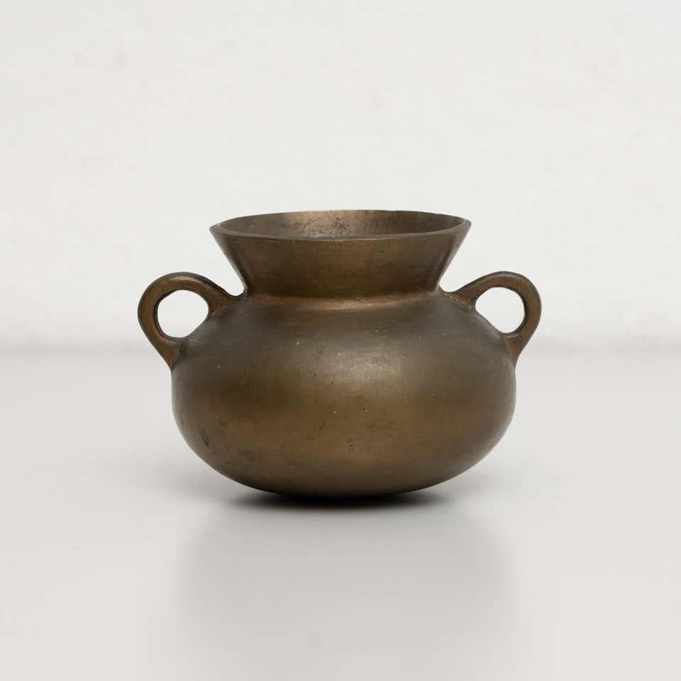 Vintage bronze pot.
By unknown manufacturer, Olot, Spain circa 1930.

In original condition, with minor wear consistent with age and use, preserving a beautiful patina.

Materials:
Bronze.
 