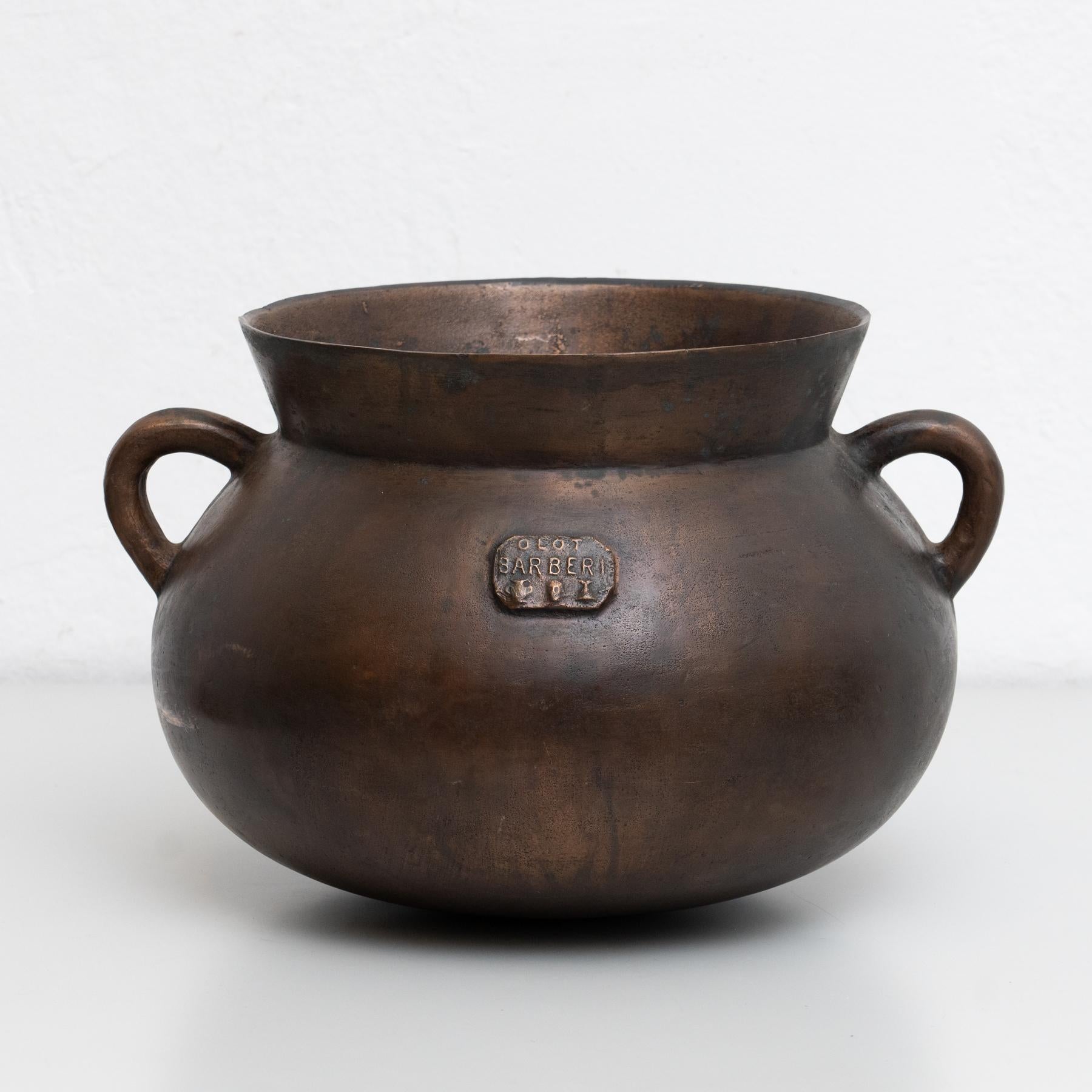 Pot vintage en bronze.     Signé.    Fonderie Barberí à Olot, Espagne, vers 1950.    En état d'origine, avec une usure mineure conforme à l'âge et à l'utilisation, préservant une belle patine.    Matériaux :  Bronze.   