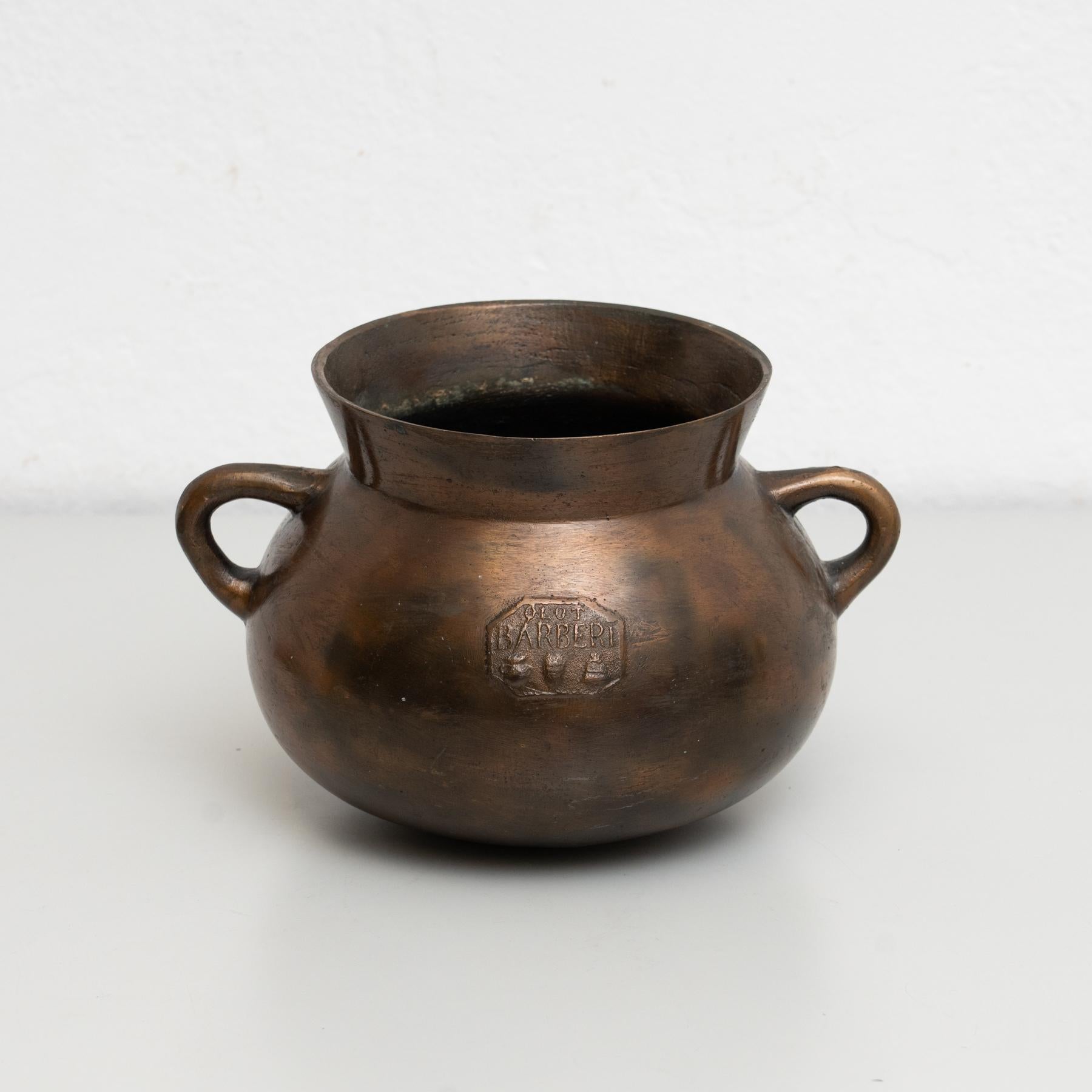 Vintage bronze pot.
By Barberi, Olot, Spain circa 1950.

In original condition, with minor wear consistent with age and use, preserving a beautiful patina.

Materials:
Bronze.
 