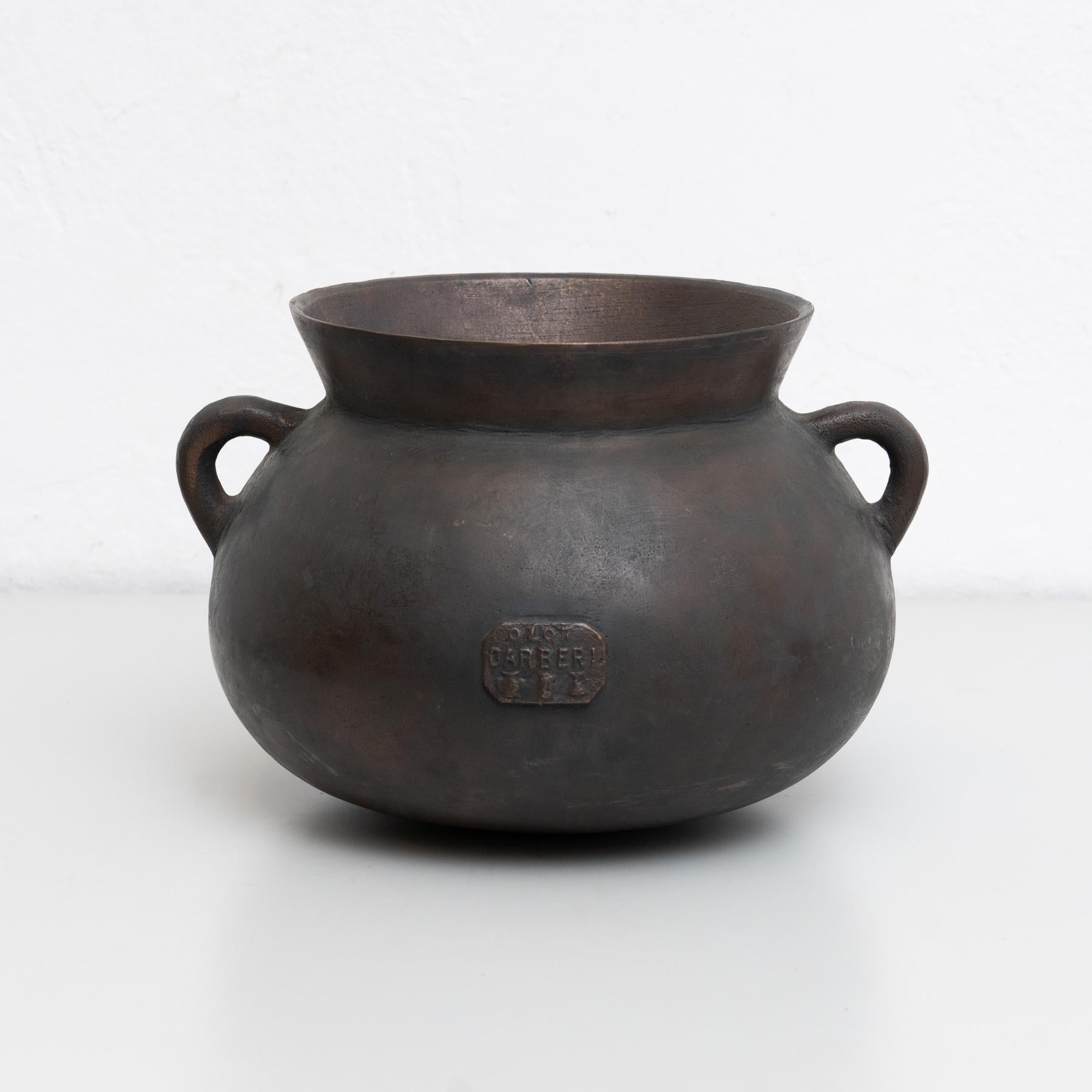 Vintage bronze pot. 

Signed.

By Barberí foundry in Olot, Spain circa 1950.

In original condition, with minor wear consistent with age and use, preserving a beautiful patina.

Materials:
Bronze.
