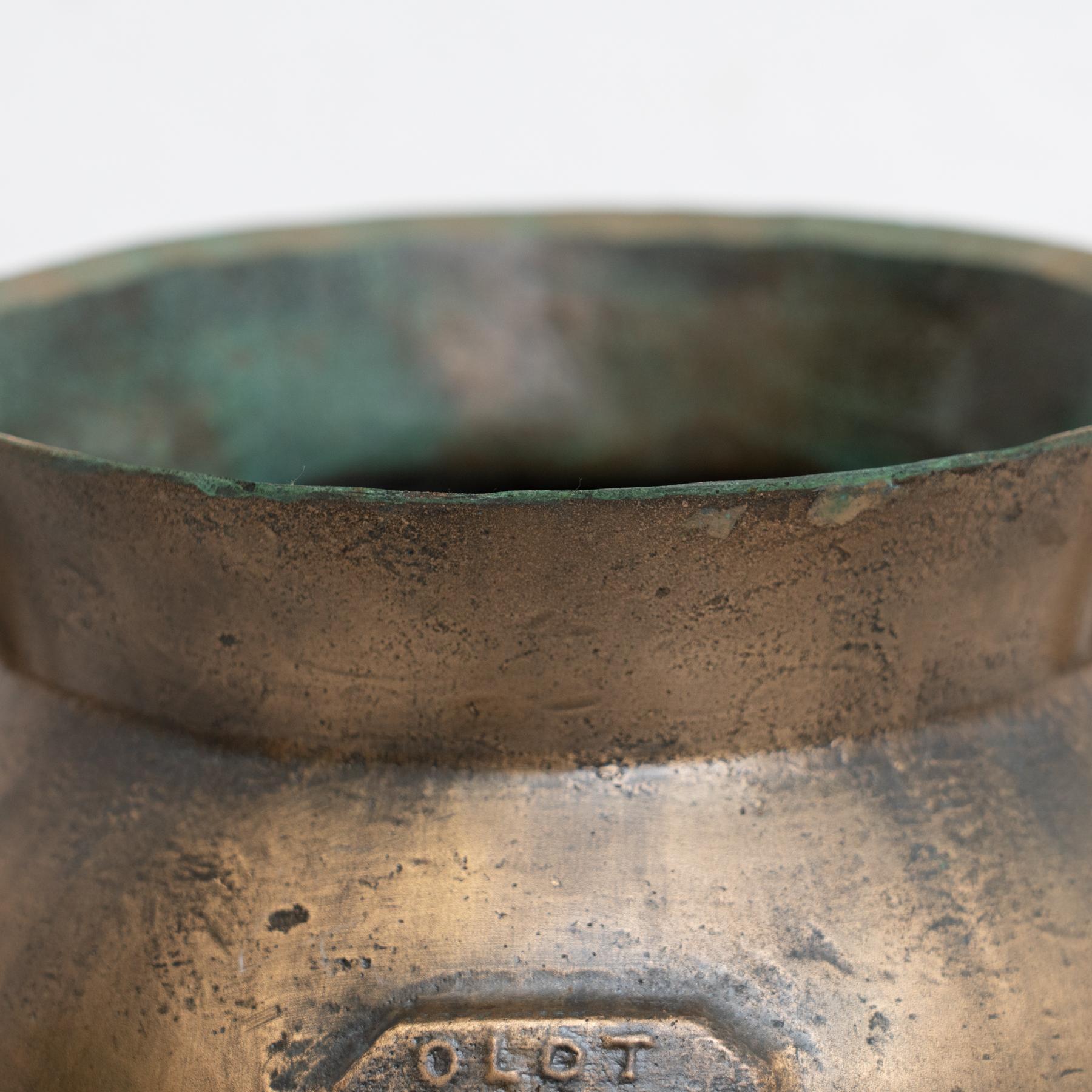 Metà XX secolo Vaso tradizionale spagnolo in bronzo vintage, circa 1950 in vendita