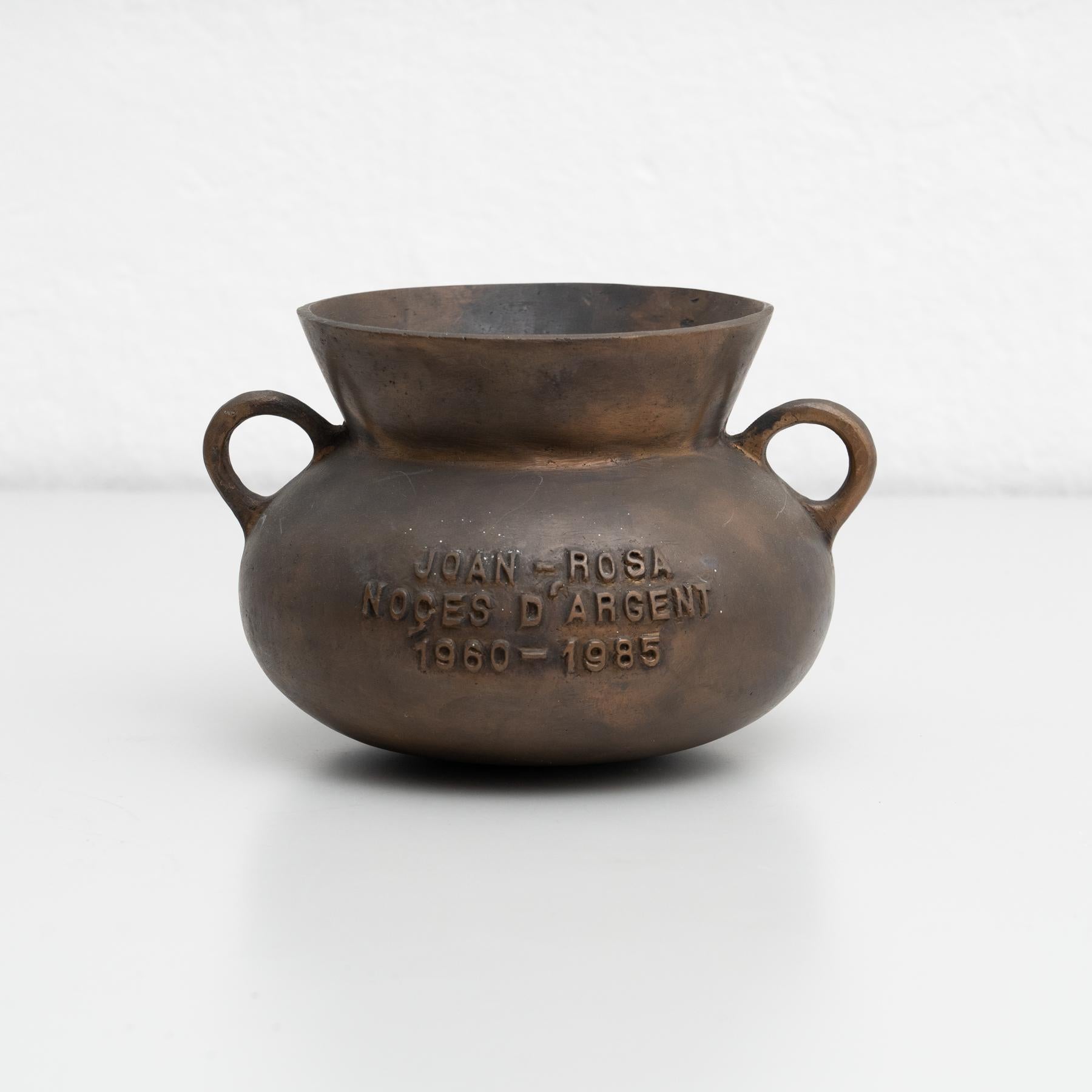 Vintage bronze pot. 

Made in a catalan foundry in Olot, Spain circa 1985

In original condition, with minor wear consistent with age and use, preserving a beautiful patina.

Materials:
Bronze.
 