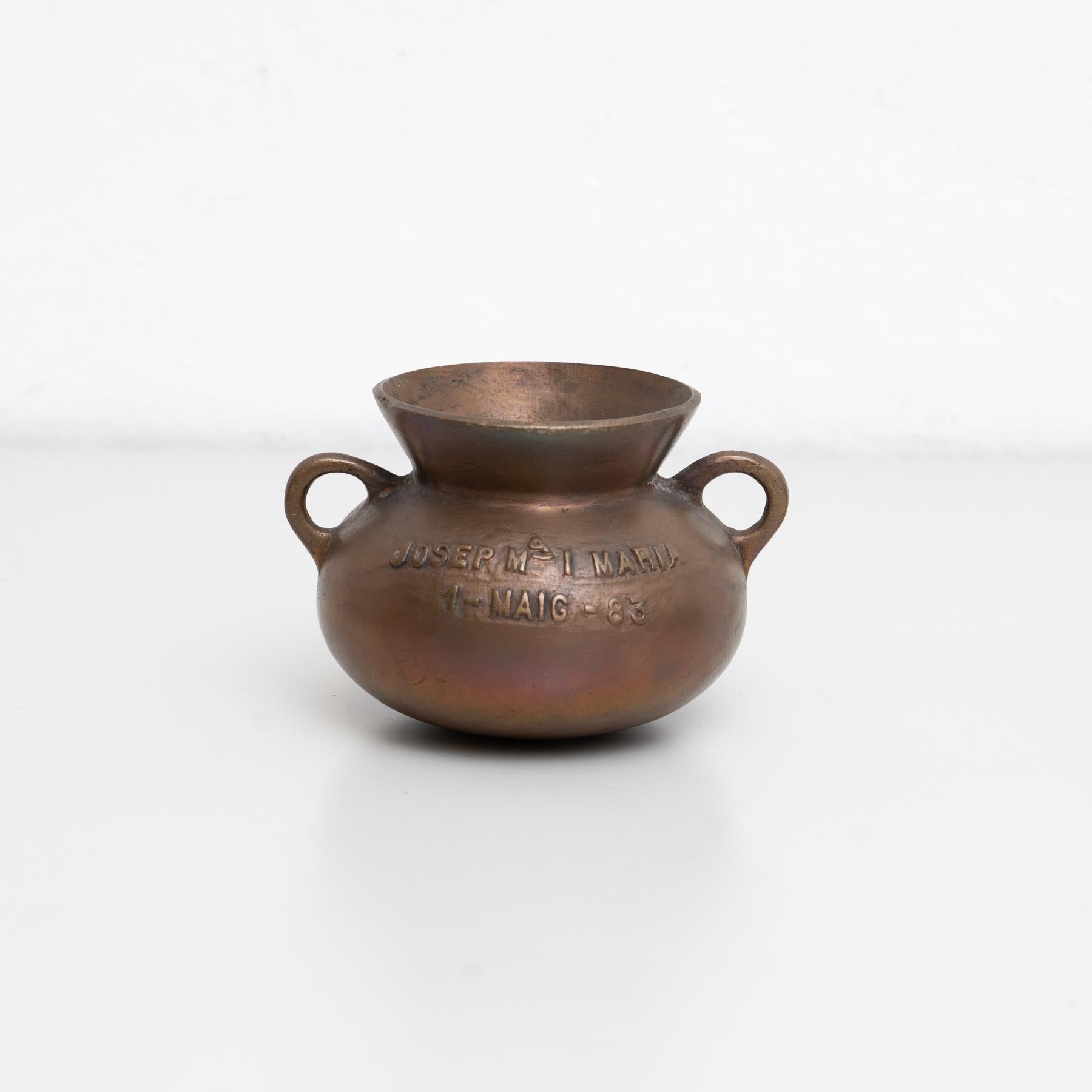 Pot vintage en bronze.     Signé et daté.    Fabricant inconnu, Olot, Espagne, vers 1980.    En état d'origine, avec une usure mineure conforme à l'âge et à l'utilisation, préservant une belle patine.    Matériaux :  Bronze.   