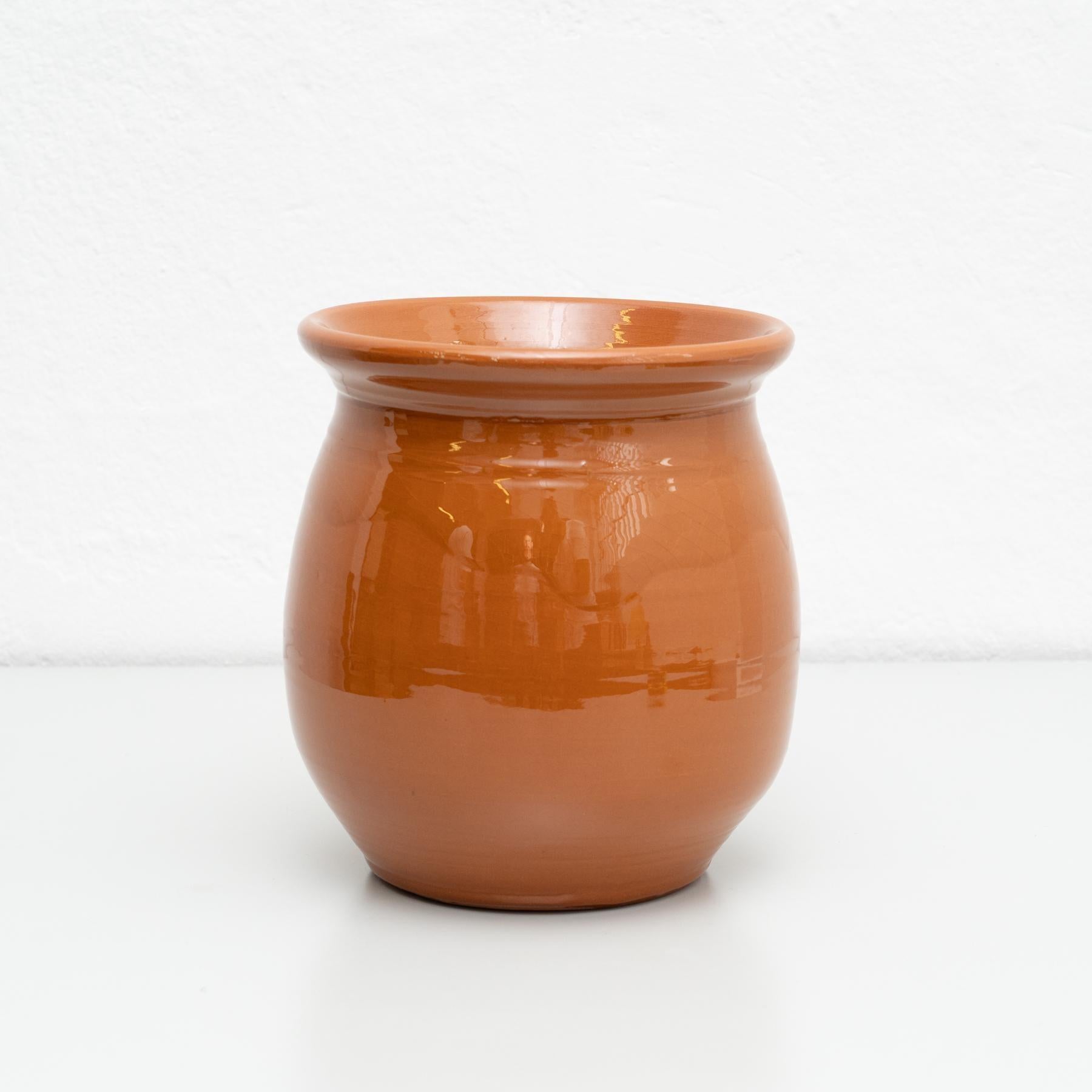 Antico vaso vintage in ceramica dipinto a mano.    Di produttore sconosciuto, realizzato in Spagna intorno al 1950.    In condizioni originali, con lievi usure dovute all'età e all'uso, che conservano una bella patina.    Materiali:  Ceramica.