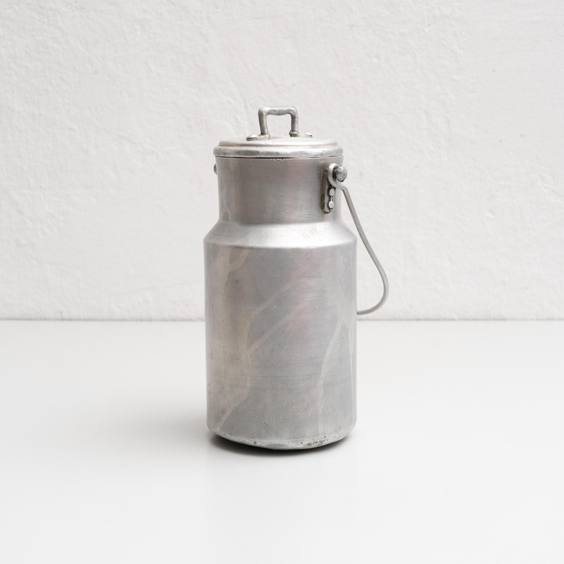 Pot à lait vintage en métal avec couvercle et poignée.    D'un fabricant inconnu, fabriqué en Espagne, vers 1950.    En état d'origine, avec une usure mineure conforme à l'âge et à l'utilisation, préservant une belle patine.    Matériaux :  Métal.