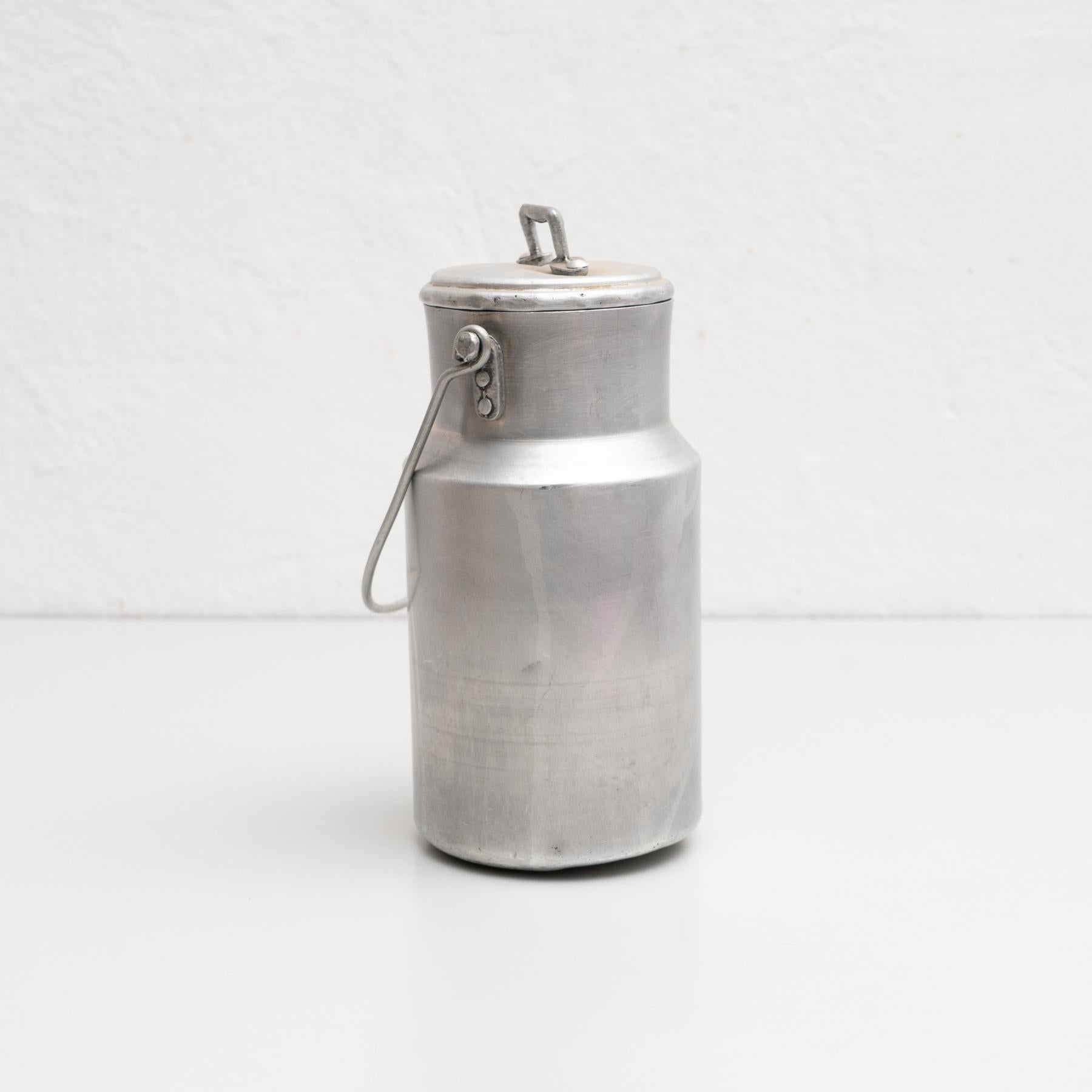 Milieu du XXe siècle Pot à couvercle en métal traditionnel espagnol vintage, vers 1950 en vente