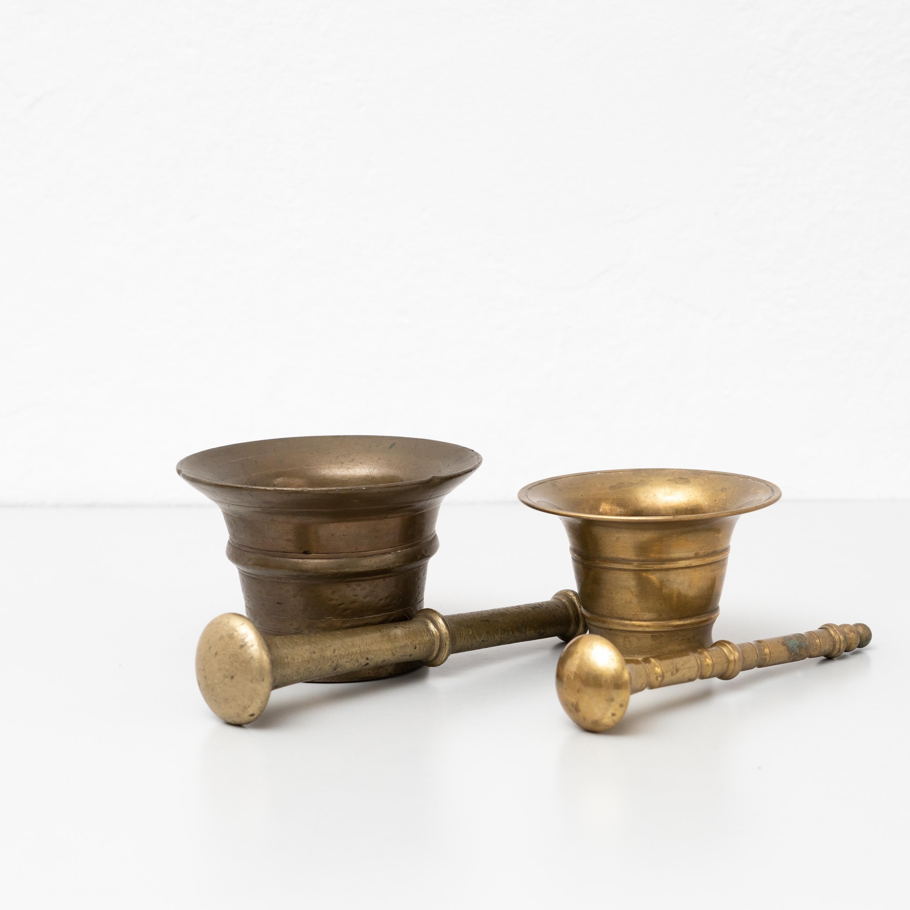 Mortai tradizionali spagnoli in metallo vintage - Set di due, circa 1950, fascino rustico e artigianato senza tempo

Entra nella ricca storia dell'artigianato spagnolo con questo straordinario set di due mortai in metallo vintage, risalenti al 1950