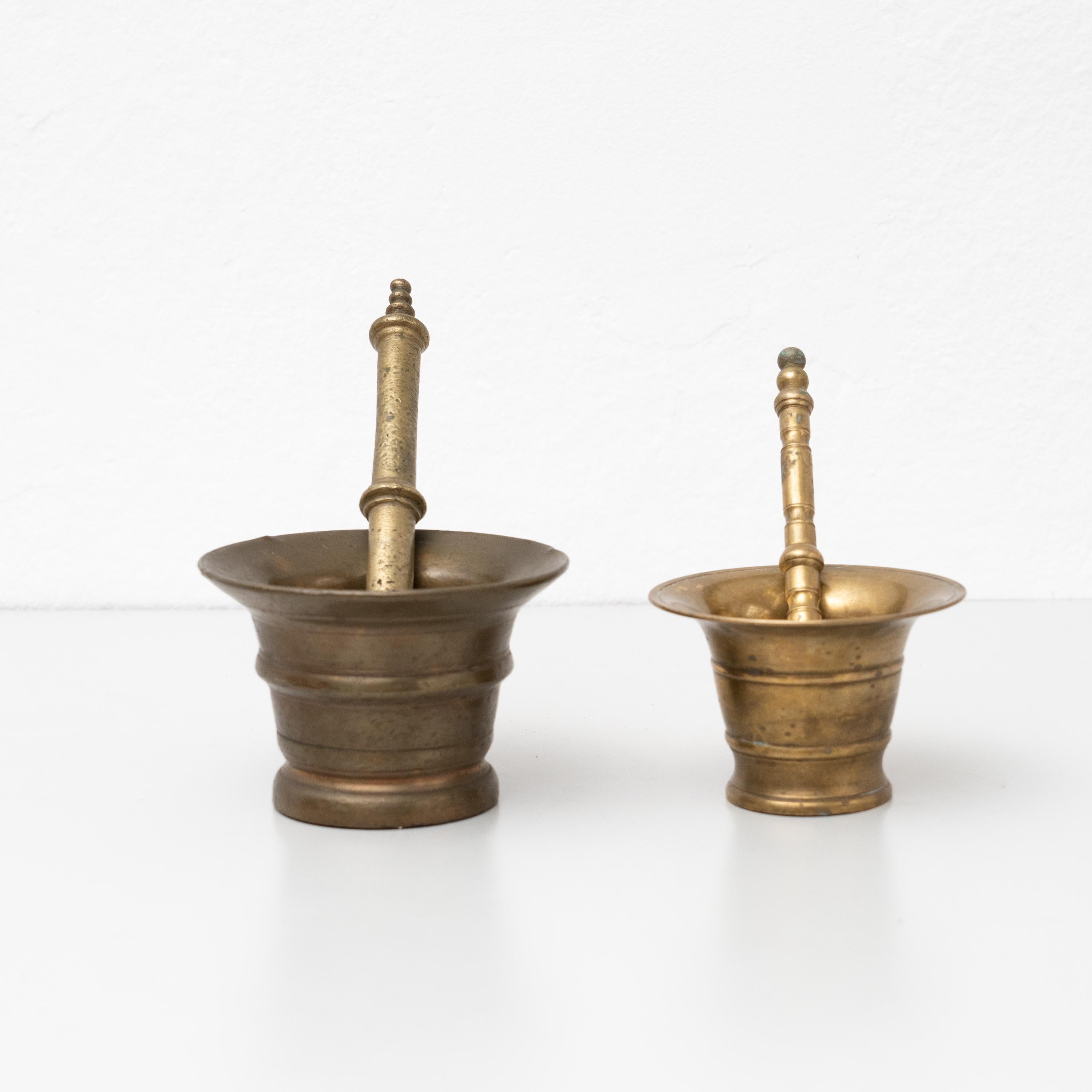 Metà XX secolo Mortai tradizionali spagnoli in metallo d'epoca - Set di due, circa 1950. in vendita