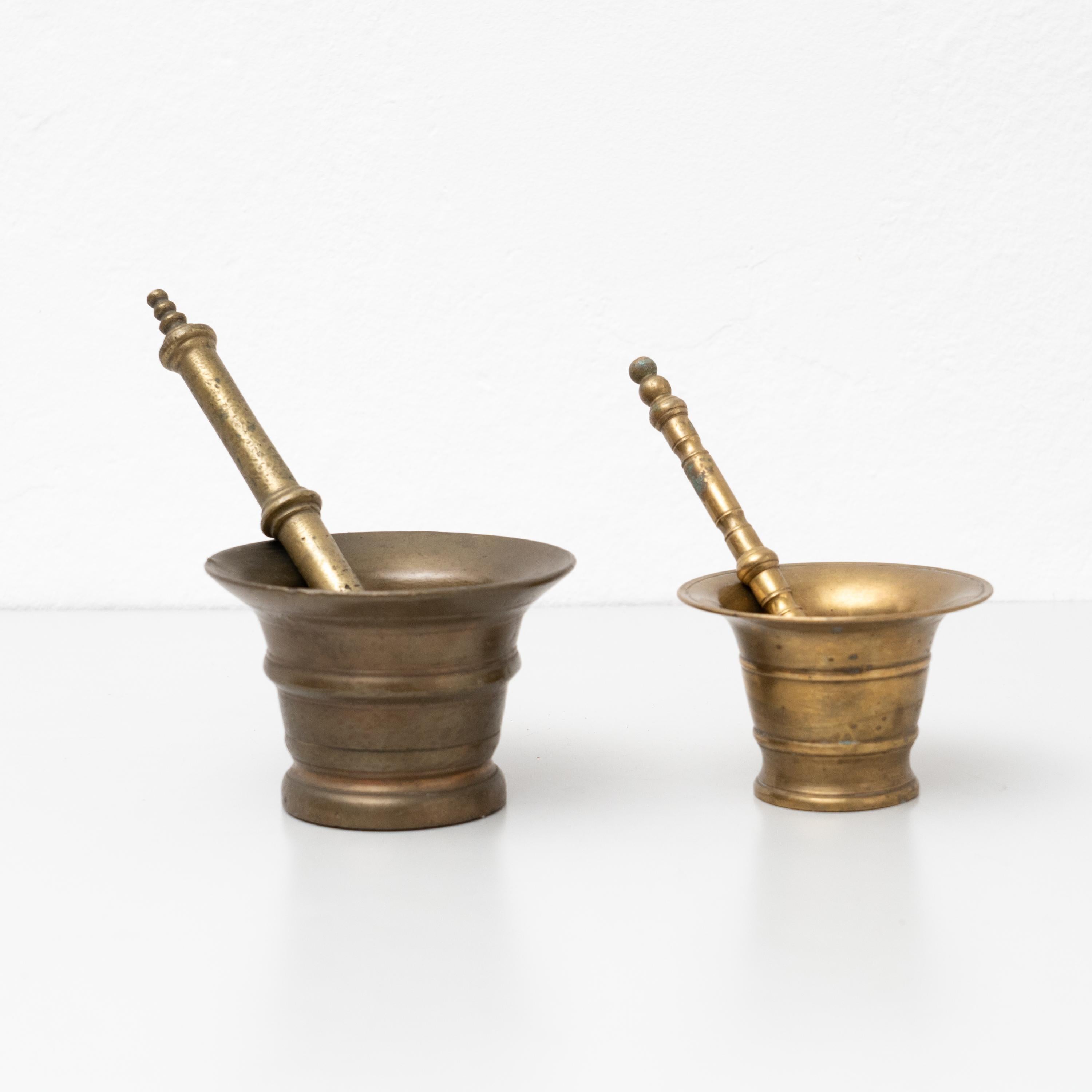 Metallo Mortai tradizionali spagnoli in metallo d'epoca - Set di due, circa 1950. in vendita