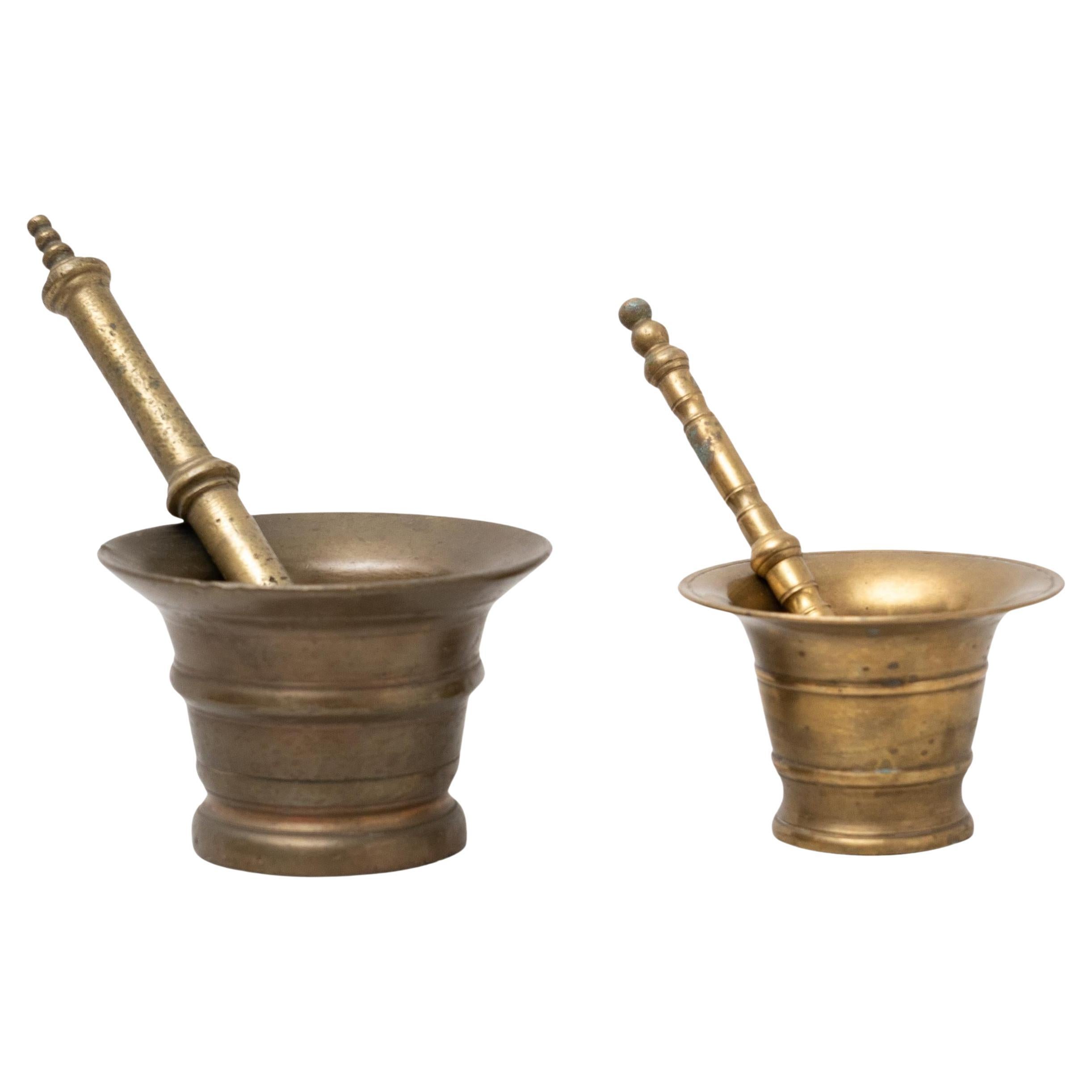 Traditionelle spanische Vintage-Metallmörser - Satz von zwei, CIRCA 1950.
