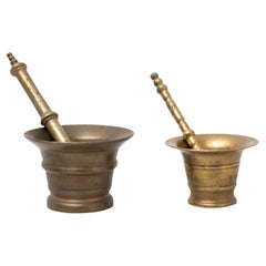 Traditionelle spanische Vintage-Metallmörser - Satz von zwei, CIRCA 1950.