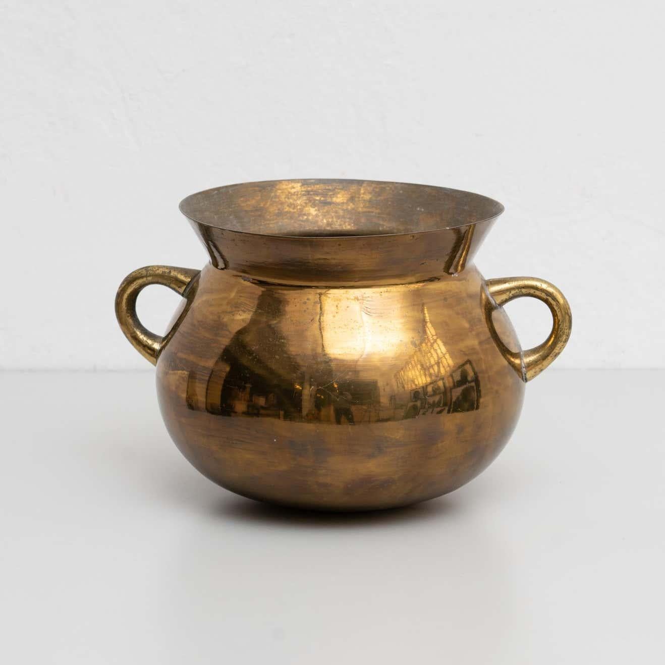 Vintage metal pot. 

By unknown manufacturer, Olot, Spain circa 1970.

In original condition, with minor wear consistent with age and use, preserving a beautiful patina.

Materials:
Bronze.
 