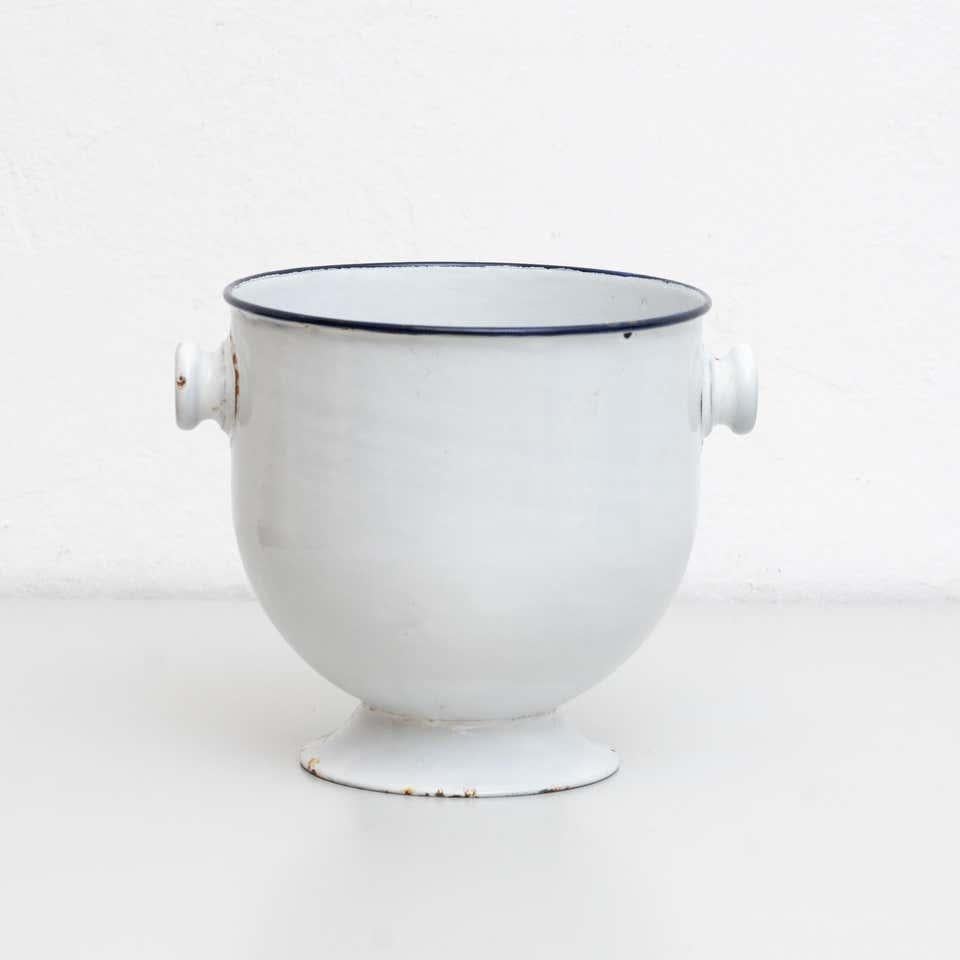 Vase en métal vintage.

De fabricant inconnu, fabriqué en Espagne vers 1930.

En état d'origine, avec une usure mineure conforme à l'âge et à l'utilisation, préservant une belle patine.

Matériaux :
Métal.
 