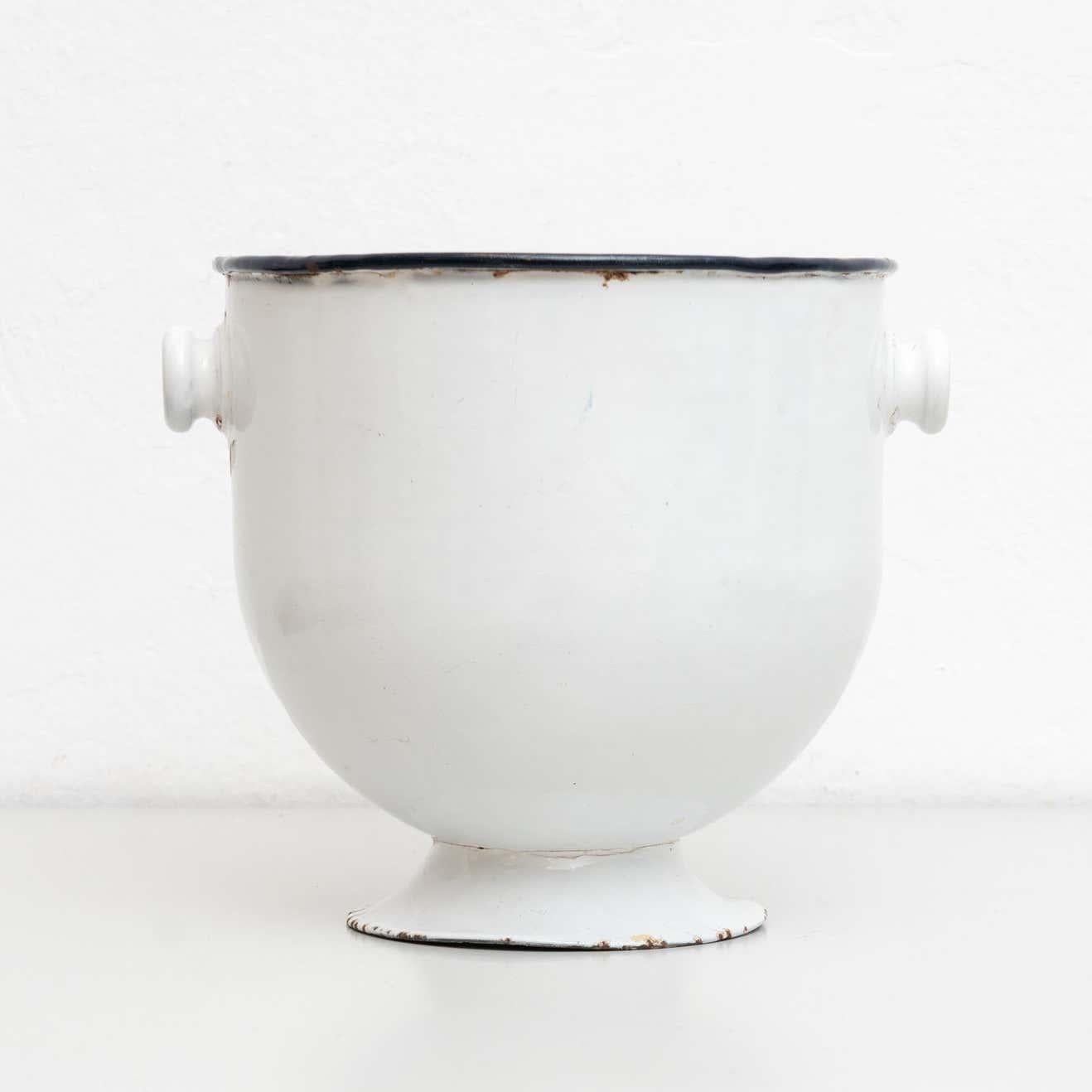 Vase traditionnel espagnol en métal vintage, circa 1950 en vente 3