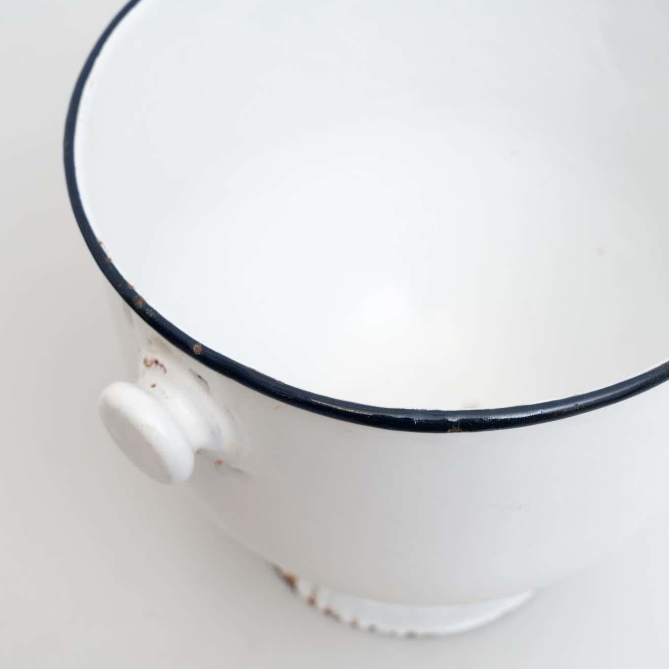 Vase traditionnel espagnol en métal vintage, circa 1950 en vente 4