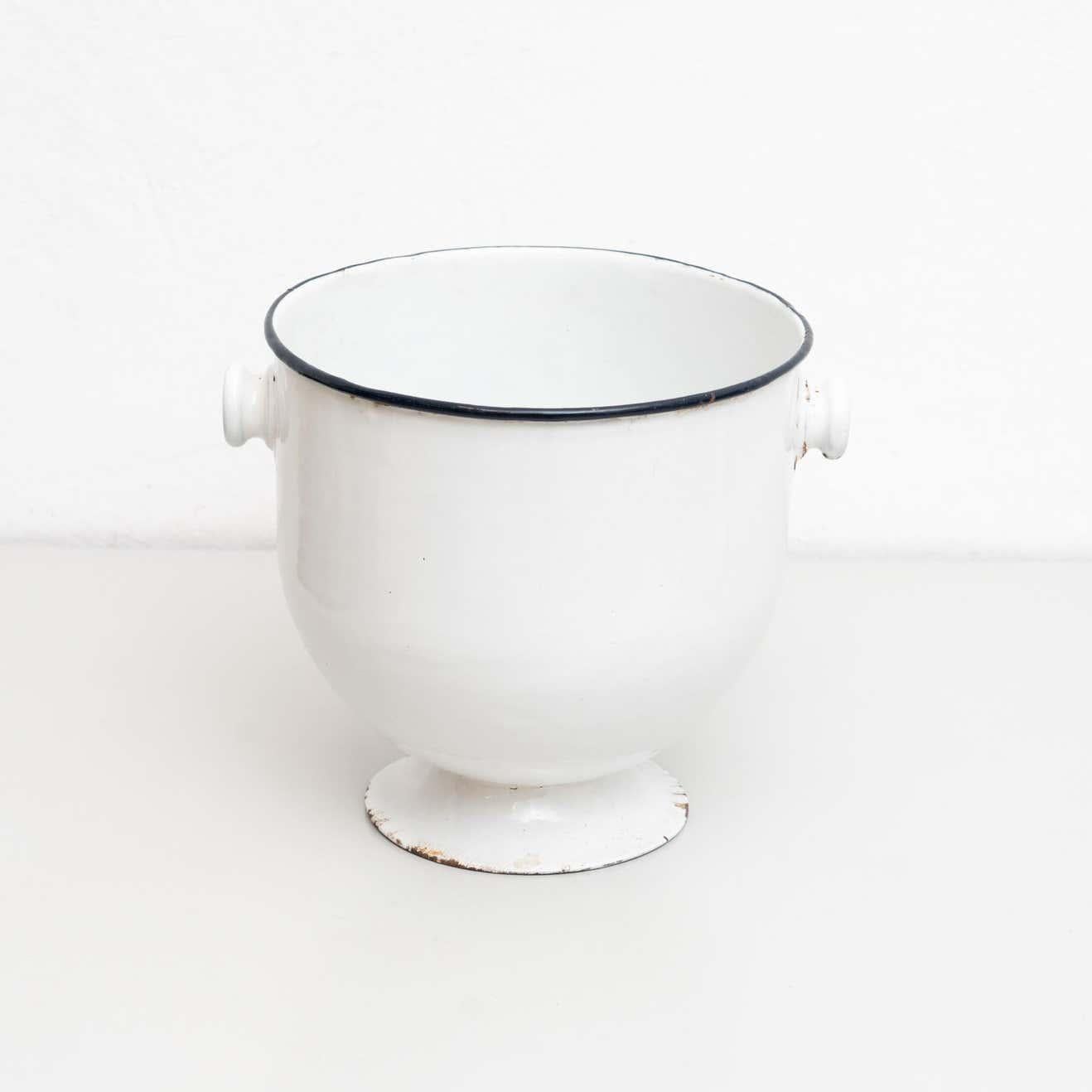 Vase en métal vintage.    Fabricant inconnu, fabriqué en Espagne vers 1950.    En état d'origine, avec une usure mineure conforme à l'âge et à l'utilisation, préservant une belle patine.    Matériaux :  Métal.   